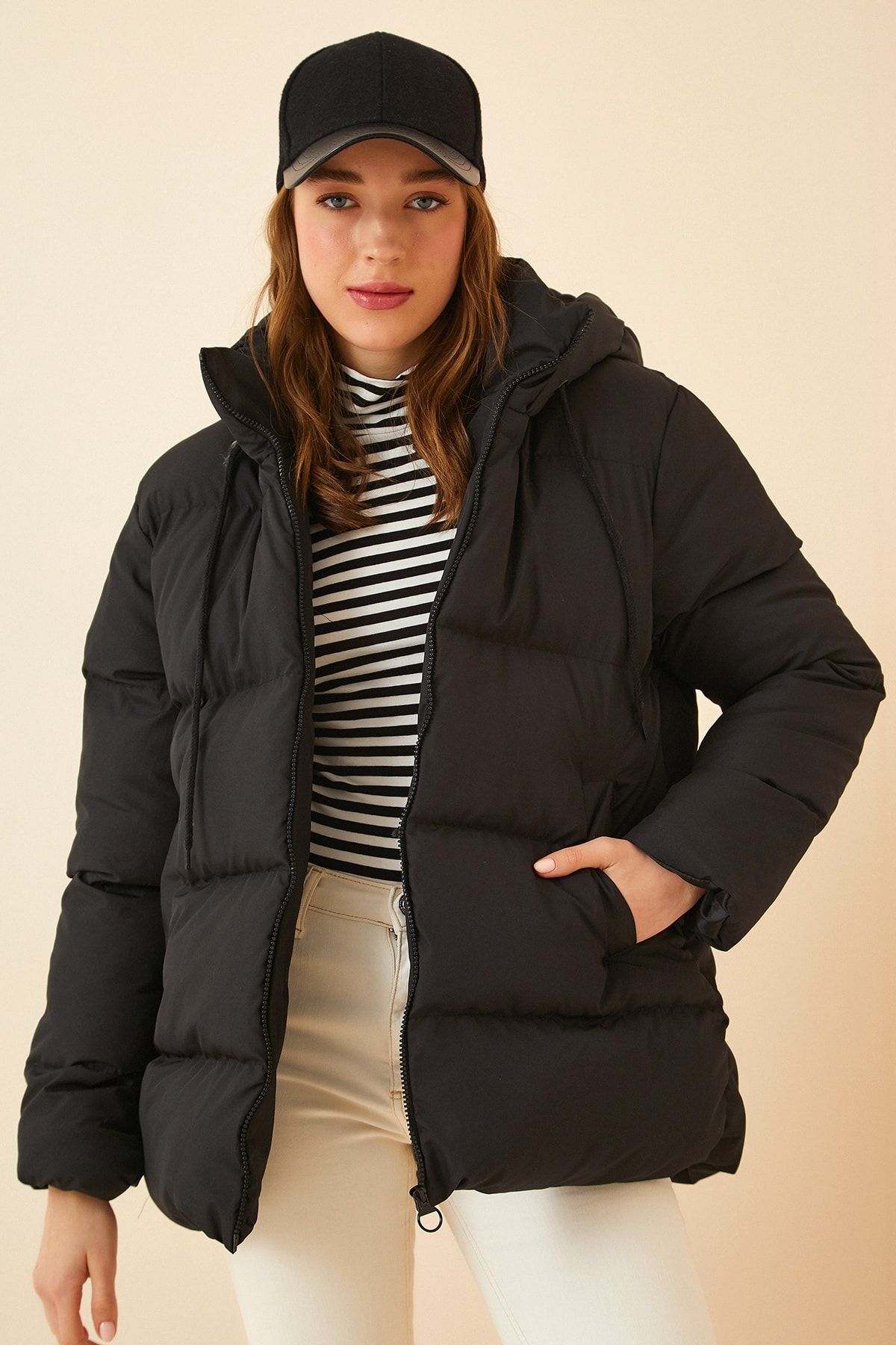 Kadın Siyah Kapüşonlu Oversize Şişme Mont RV00001 Kadın Siyah Kapüşonlu Oversize Şişme Mont RV00001