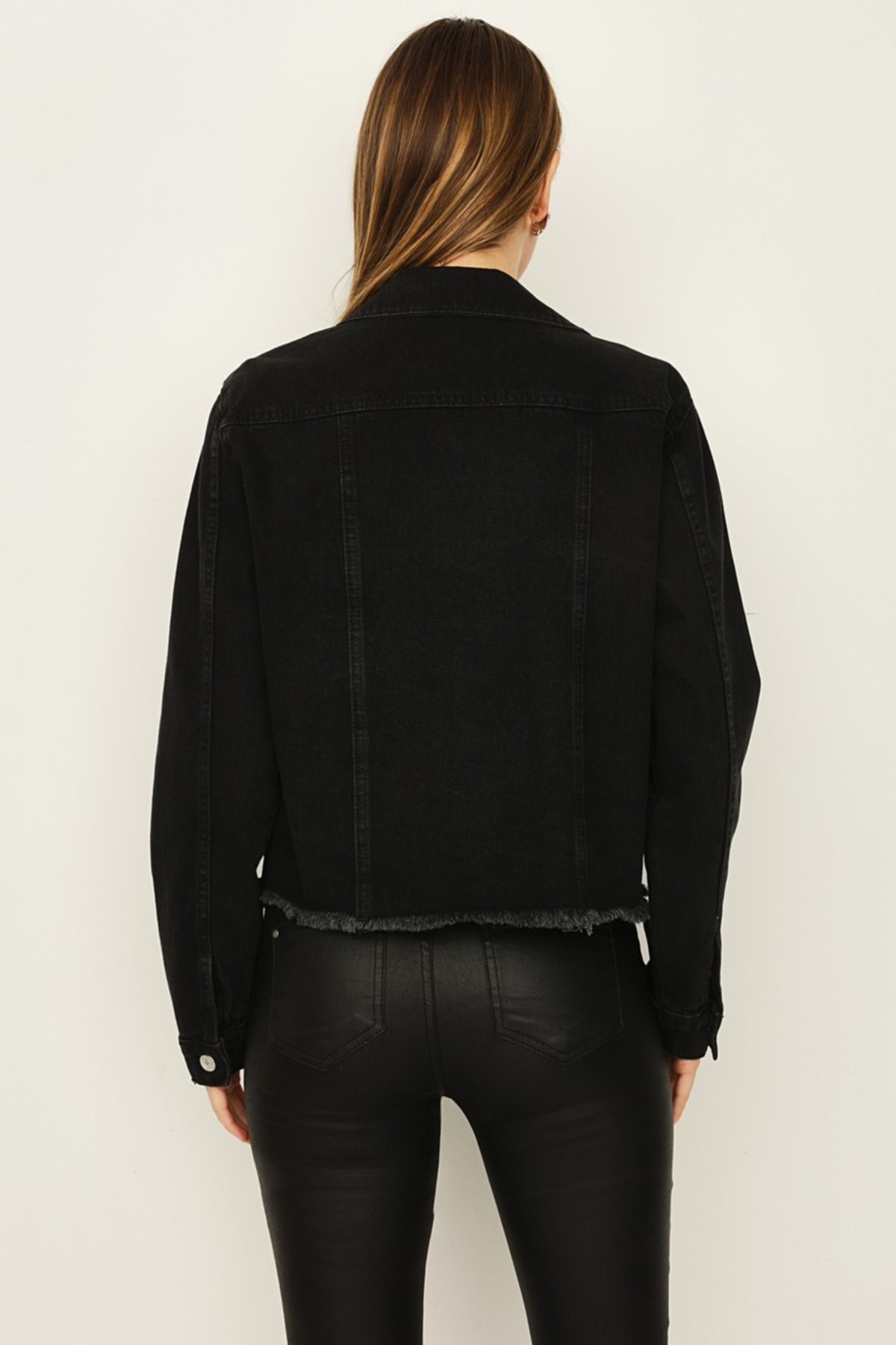 Kadın Siyah Düğmeli Etek Ucu Püsküllü Crop Denim Ceket Kadın Siyah Düğmeli Etek Ucu Püsküllü Crop Denim Ceket