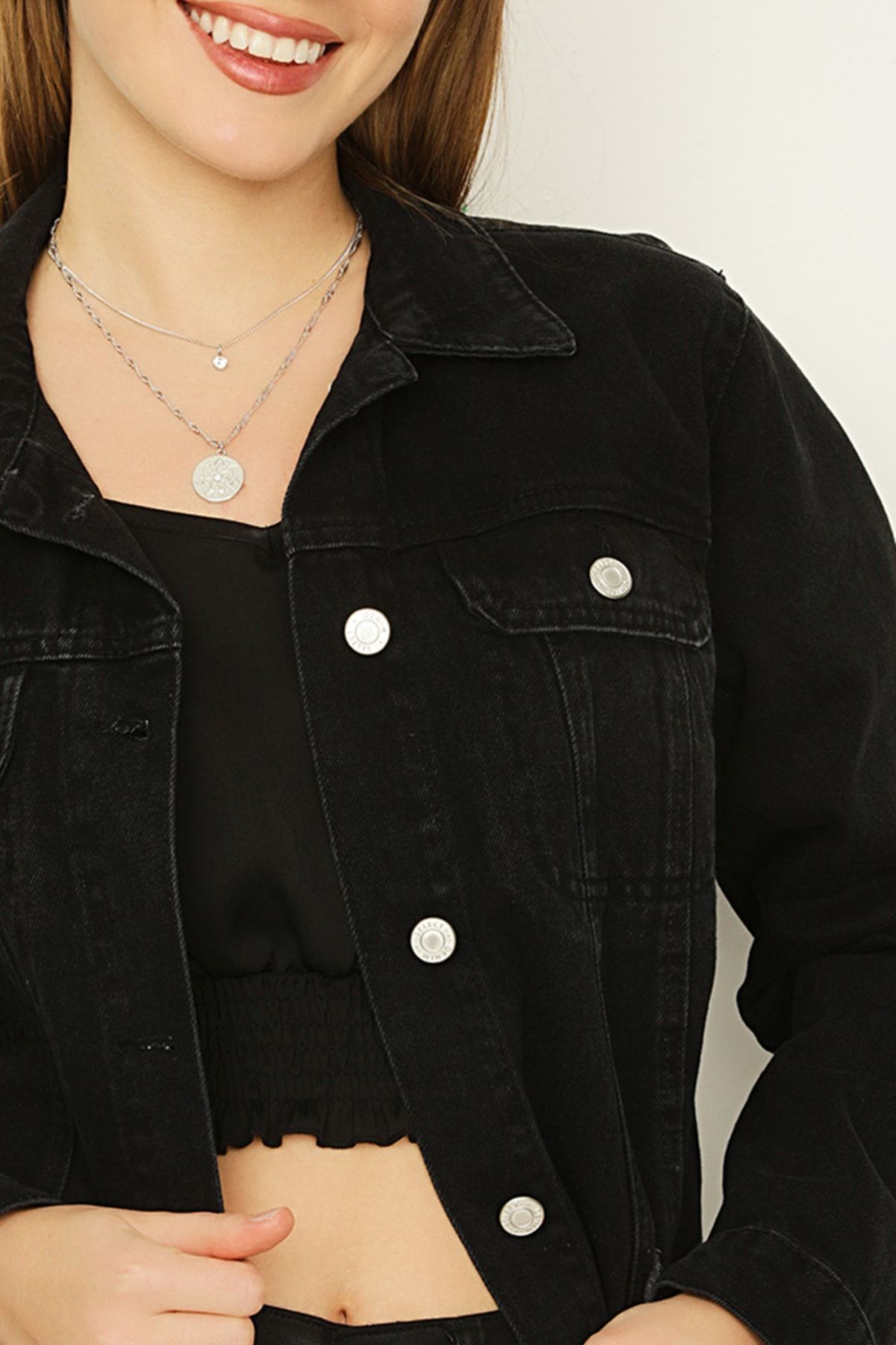 Kadın Siyah Düğmeli Etek Ucu Püsküllü Crop Denim Ceket Kadın Siyah Düğmeli Etek Ucu Püsküllü Crop Denim Ceket