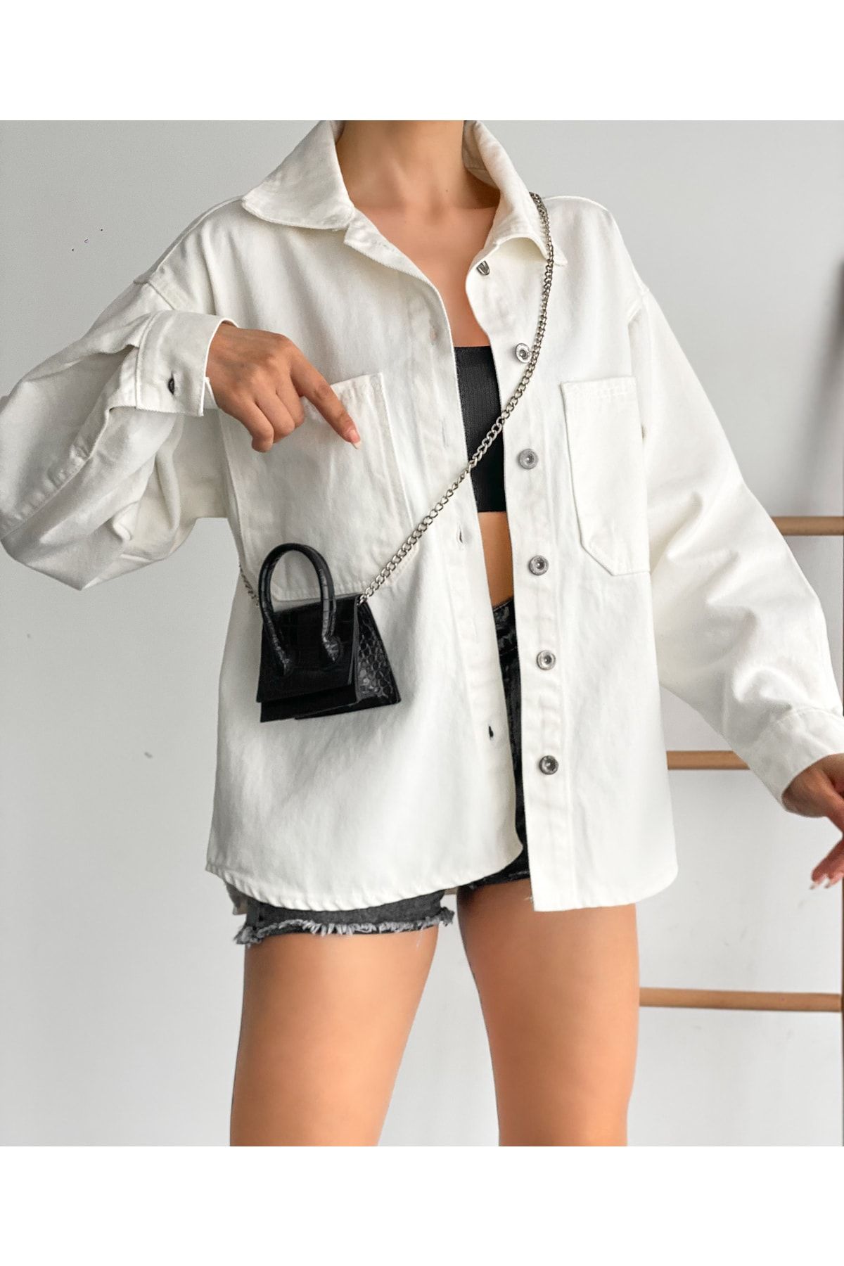 Kadın Oversize Uzun Kollu Çift Cepli Gömlek Ceket Kırık Beyaz Kadın Oversize Uzun Kollu Çift Cepli Gömlek Ceket Kırık Beyaz