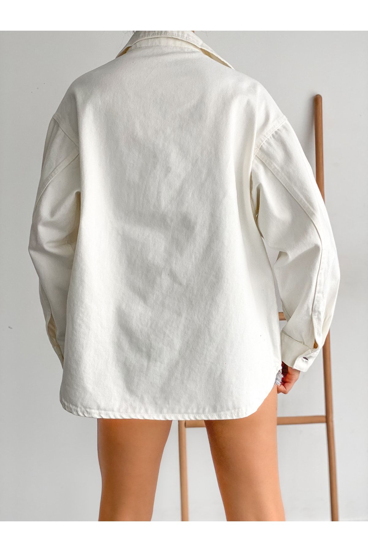 Kadın Oversize Uzun Kollu Çift Cepli Gömlek Ceket Kırık Beyaz Kadın Oversize Uzun Kollu Çift Cepli Gömlek Ceket Kırık Beyaz