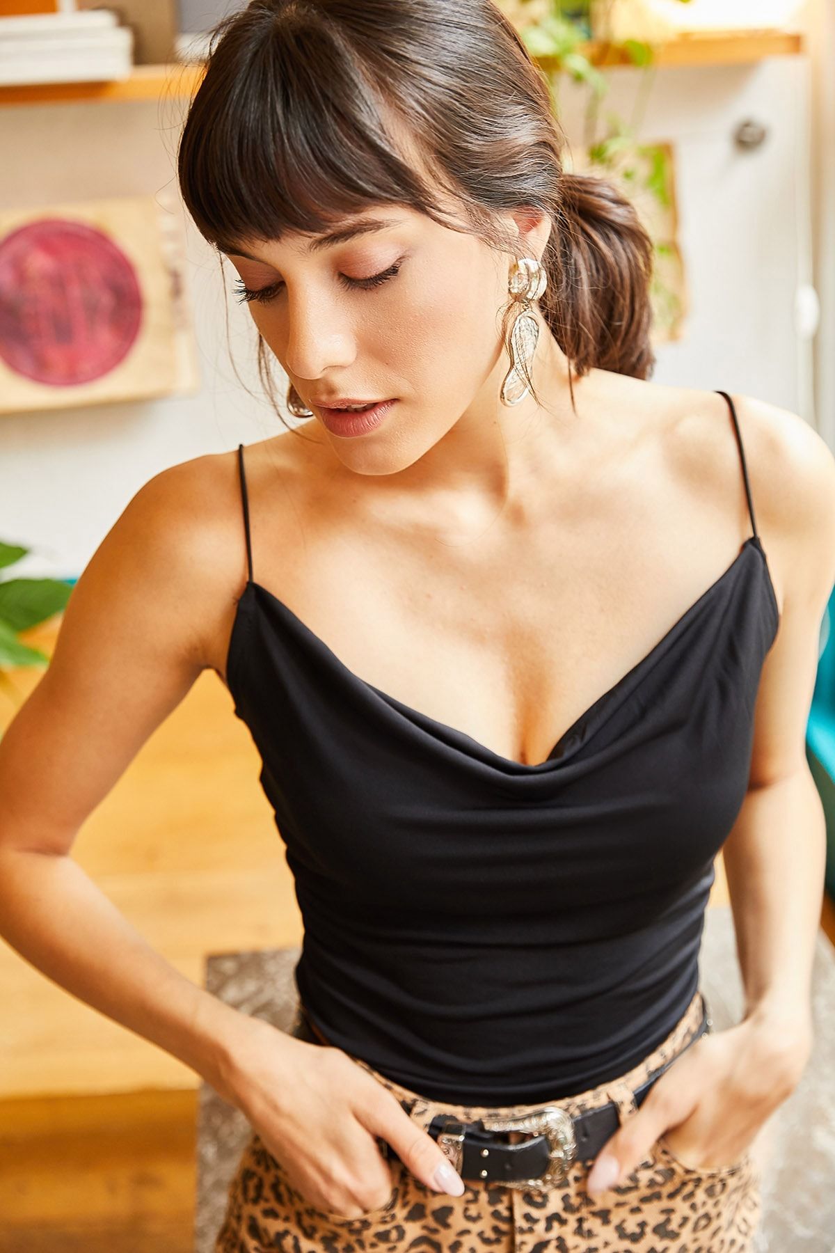 Kadın Siyah Degaje Yaka İp Askılı Bluz BLZ-19000987 Kadın Siyah Degaje Yaka İp Askılı Bluz BLZ-19000987