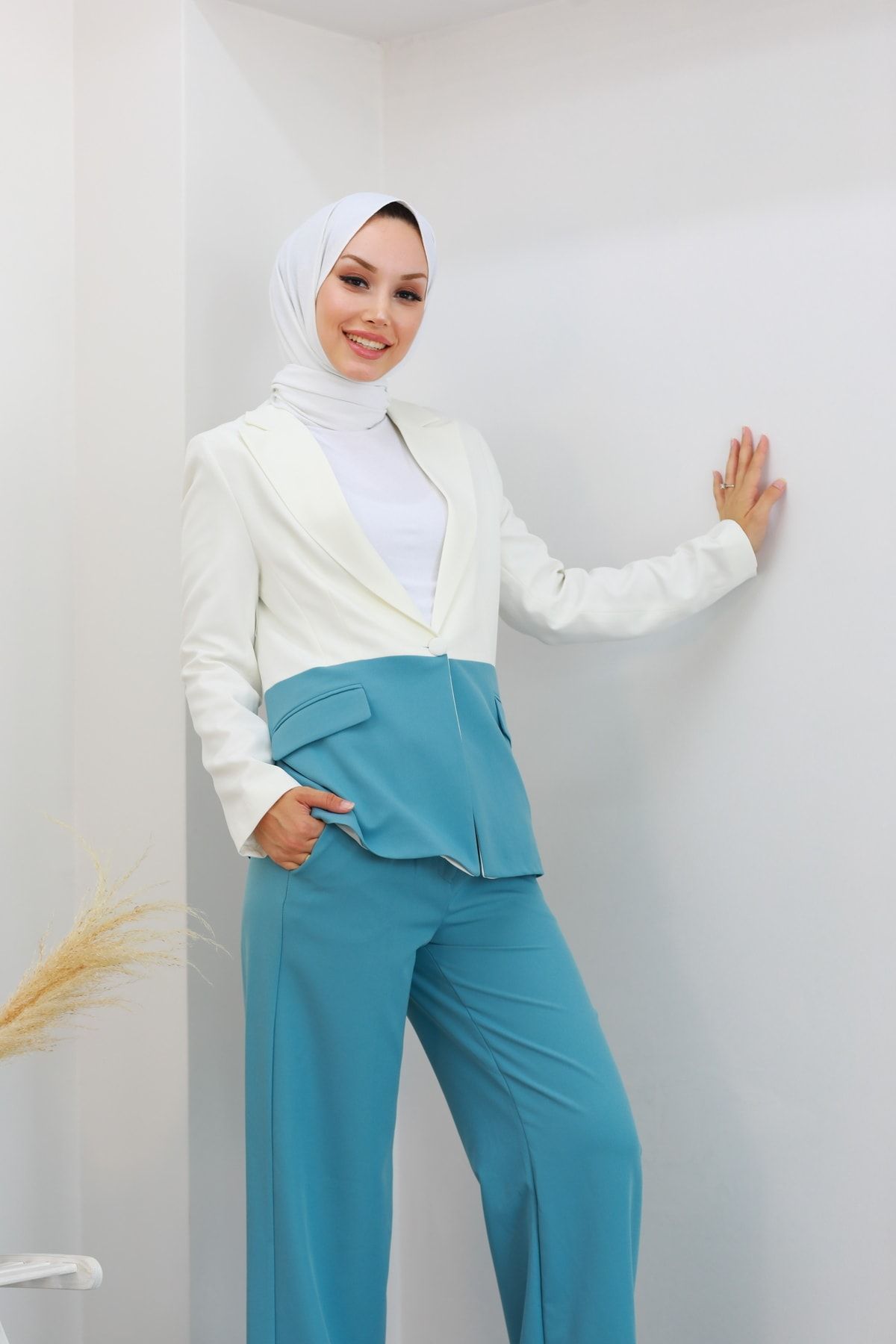 Renk Bloklu Kısa Blazer Ceket Ve Geniş Paça Pantolon Takım Renk Bloklu Kısa Blazer Ceket Ve Geniş Paça Pantolon Takım