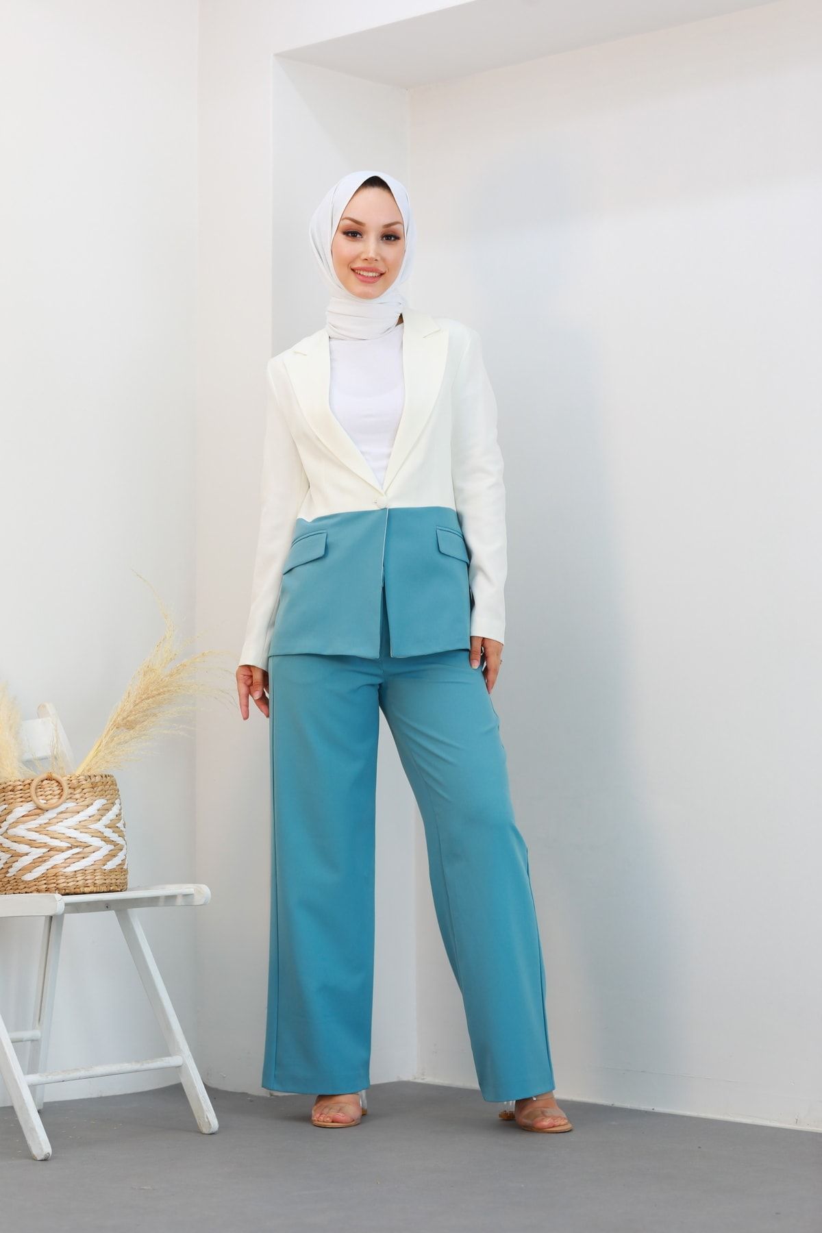 Renk Bloklu Kısa Blazer Ceket Ve Geniş Paça Pantolon Takım Renk Bloklu Kısa Blazer Ceket Ve Geniş Paça Pantolon Takım