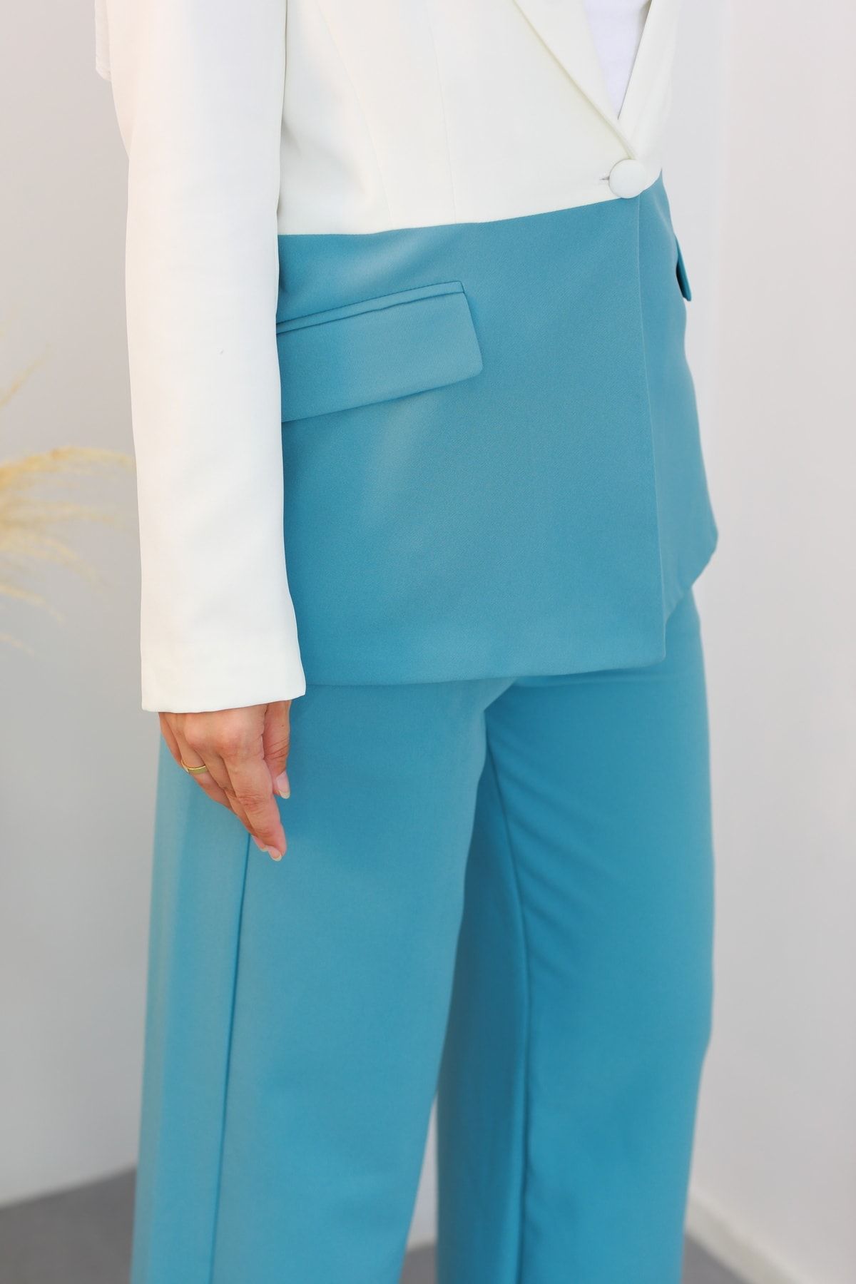 Renk Bloklu Kısa Blazer Ceket Ve Geniş Paça Pantolon Takım Renk Bloklu Kısa Blazer Ceket Ve Geniş Paça Pantolon Takım