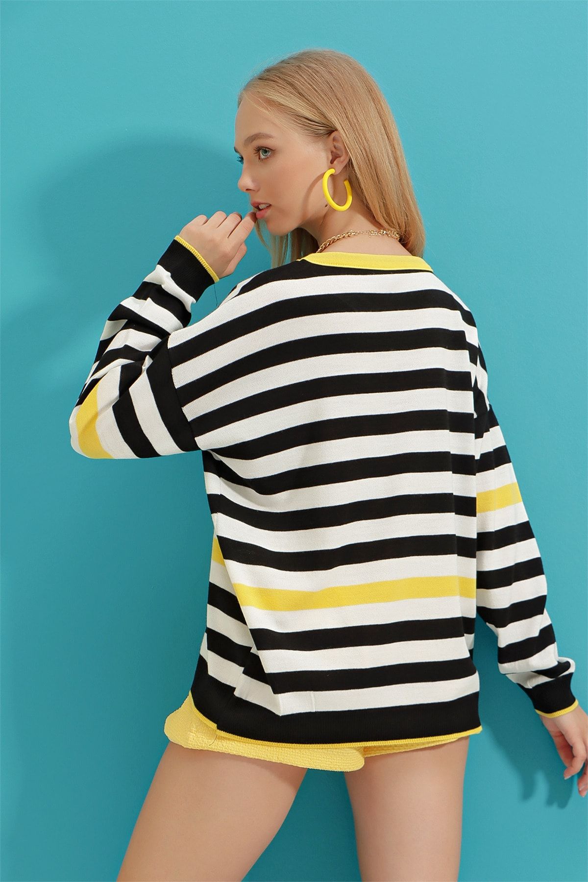 Kadın Sarı Bisiklet Yaka Çizgili Oversize Triko Bluz ALC-X9247 Kadın Sarı Bisiklet Yaka Çizgili Oversize Triko Bluz ALC-X9247