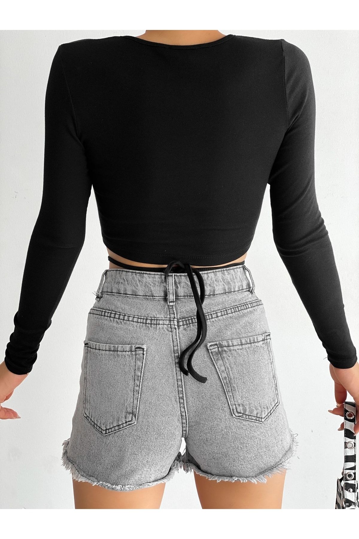Siyah Ip Bağlamalı Uzun Kollu Fitilli Crop Bluz Siyah Ip Bağlamalı Uzun Kollu Fitilli Crop Bluz