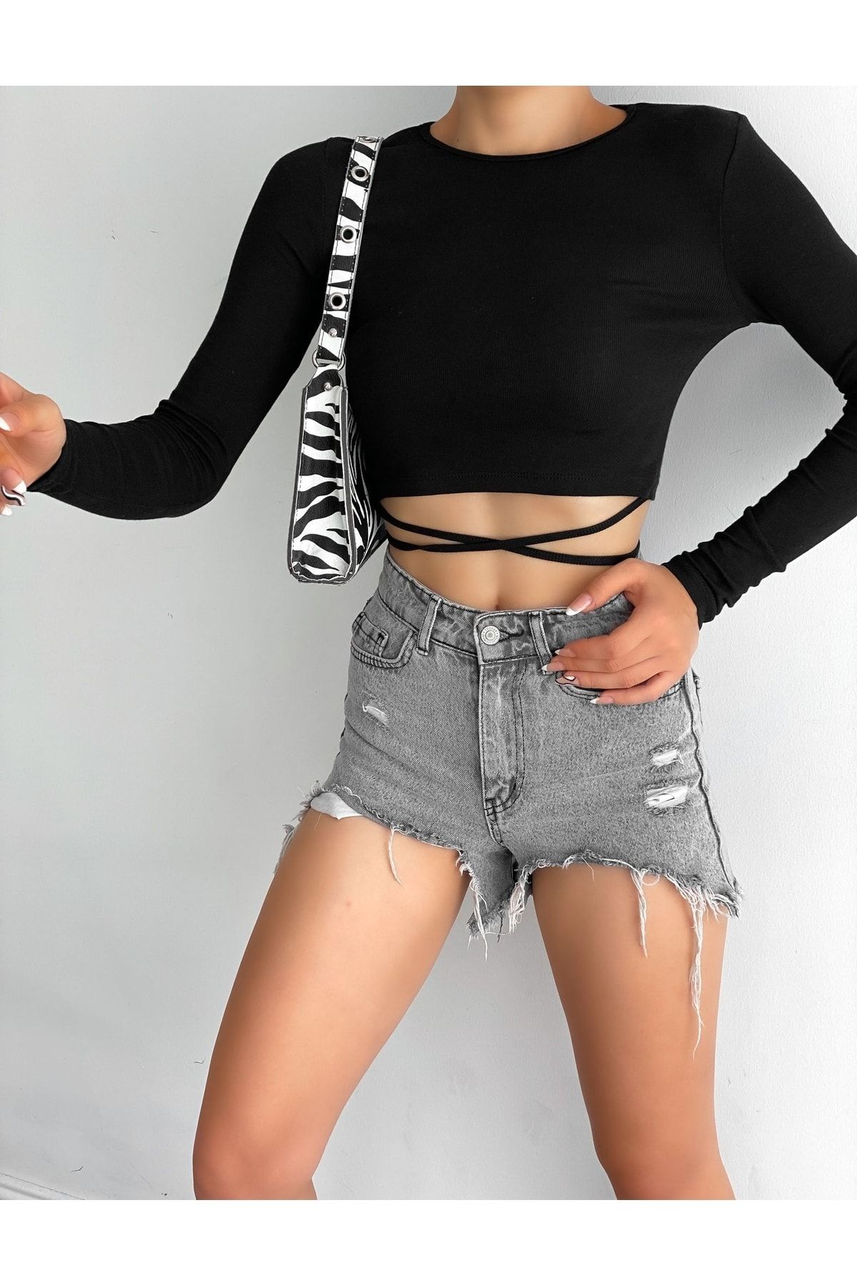 Siyah Ip Bağlamalı Uzun Kollu Fitilli Crop Bluz Siyah Ip Bağlamalı Uzun Kollu Fitilli Crop Bluz