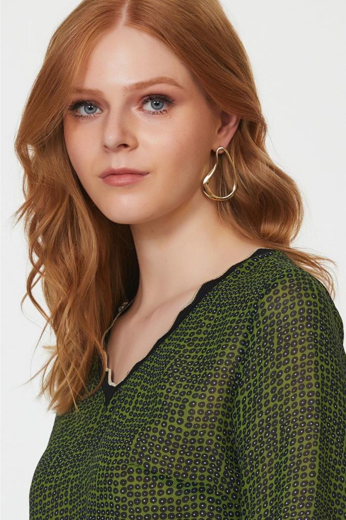 V Yaka Yakası Sim Bantlı Kolu Lastikli Bluz 223-3002 V Yaka Yakası Sim Bantlı Kolu Lastikli Bluz 223-3002