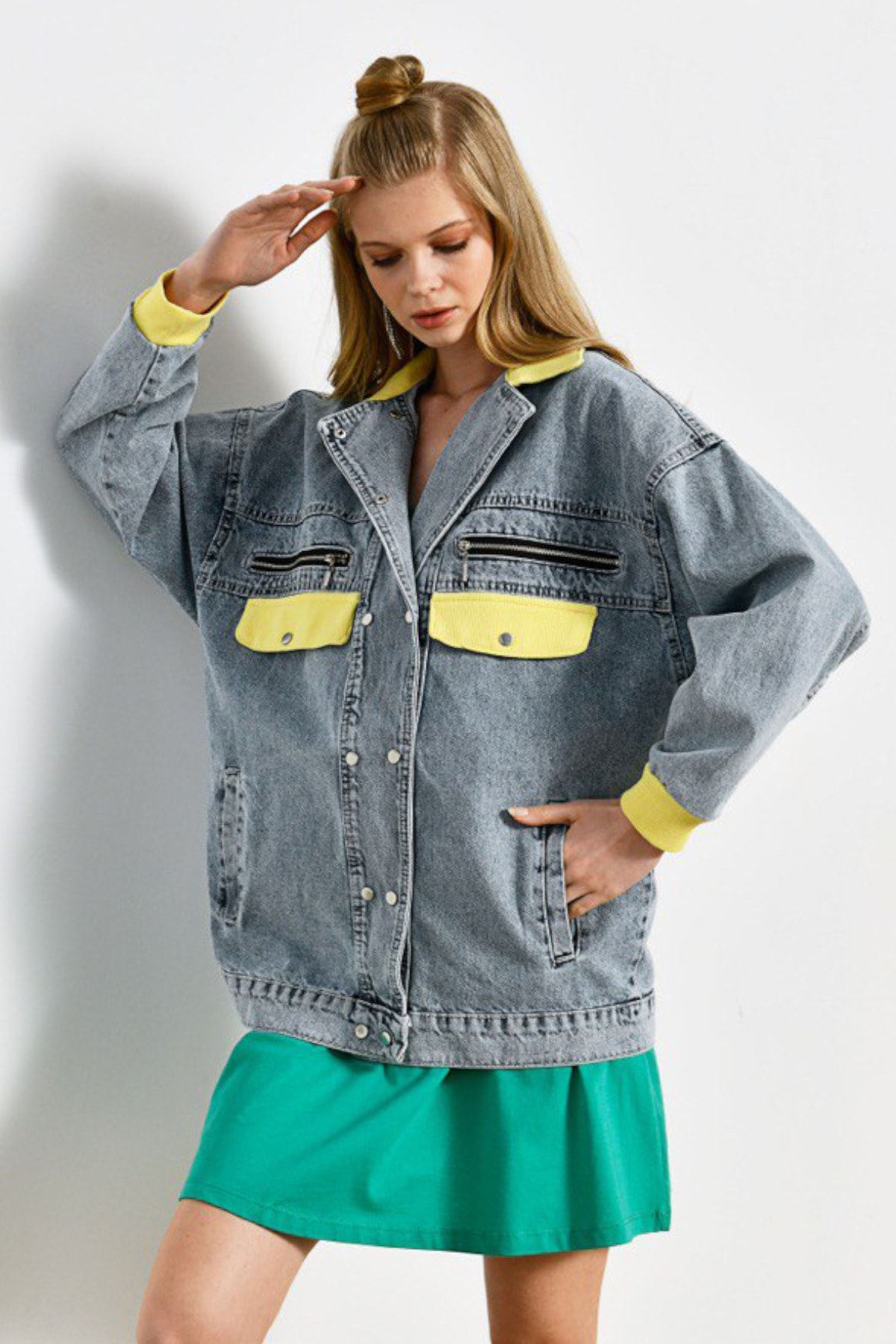 Kadın Sarı Mavi Denim Ceket Cep Detaylı Lastikli Kol Oversize Kolej Jeans Ceket Kadın Sarı Mavi Denim Ceket Cep Detaylı Lastikli Kol Oversize Kolej Jeans Ceket