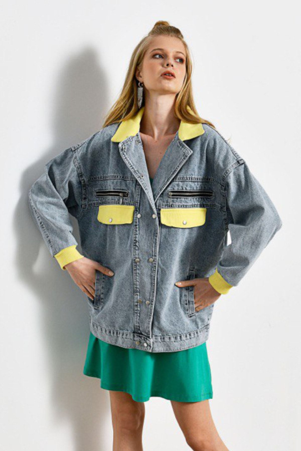 Kadın Sarı Mavi Denim Ceket Cep Detaylı Lastikli Kol Oversize Kolej Jeans Ceket Kadın Sarı Mavi Denim Ceket Cep Detaylı Lastikli Kol Oversize Kolej Jeans Ceket