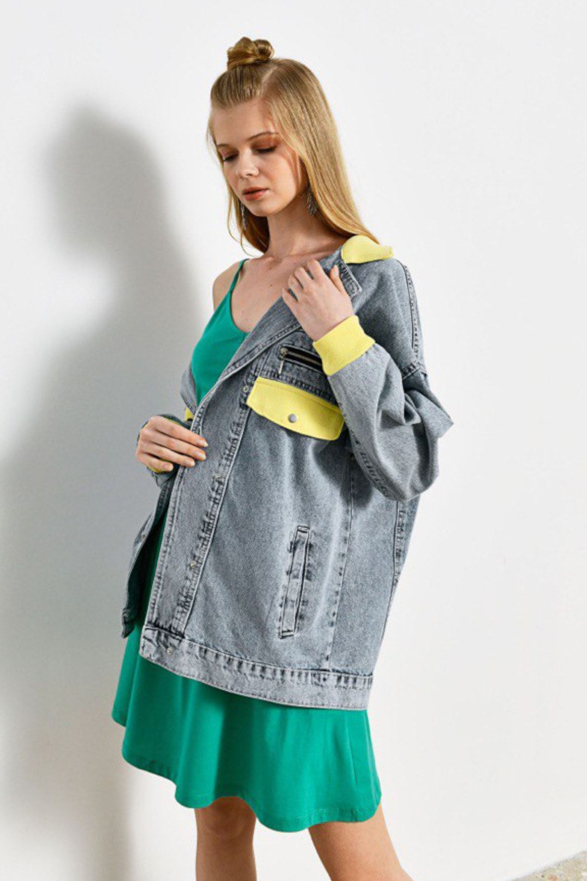 Kadın Sarı Mavi Denim Ceket Cep Detaylı Lastikli Kol Oversize Kolej Jeans Ceket Kadın Sarı Mavi Denim Ceket Cep Detaylı Lastikli Kol Oversize Kolej Jeans Ceket