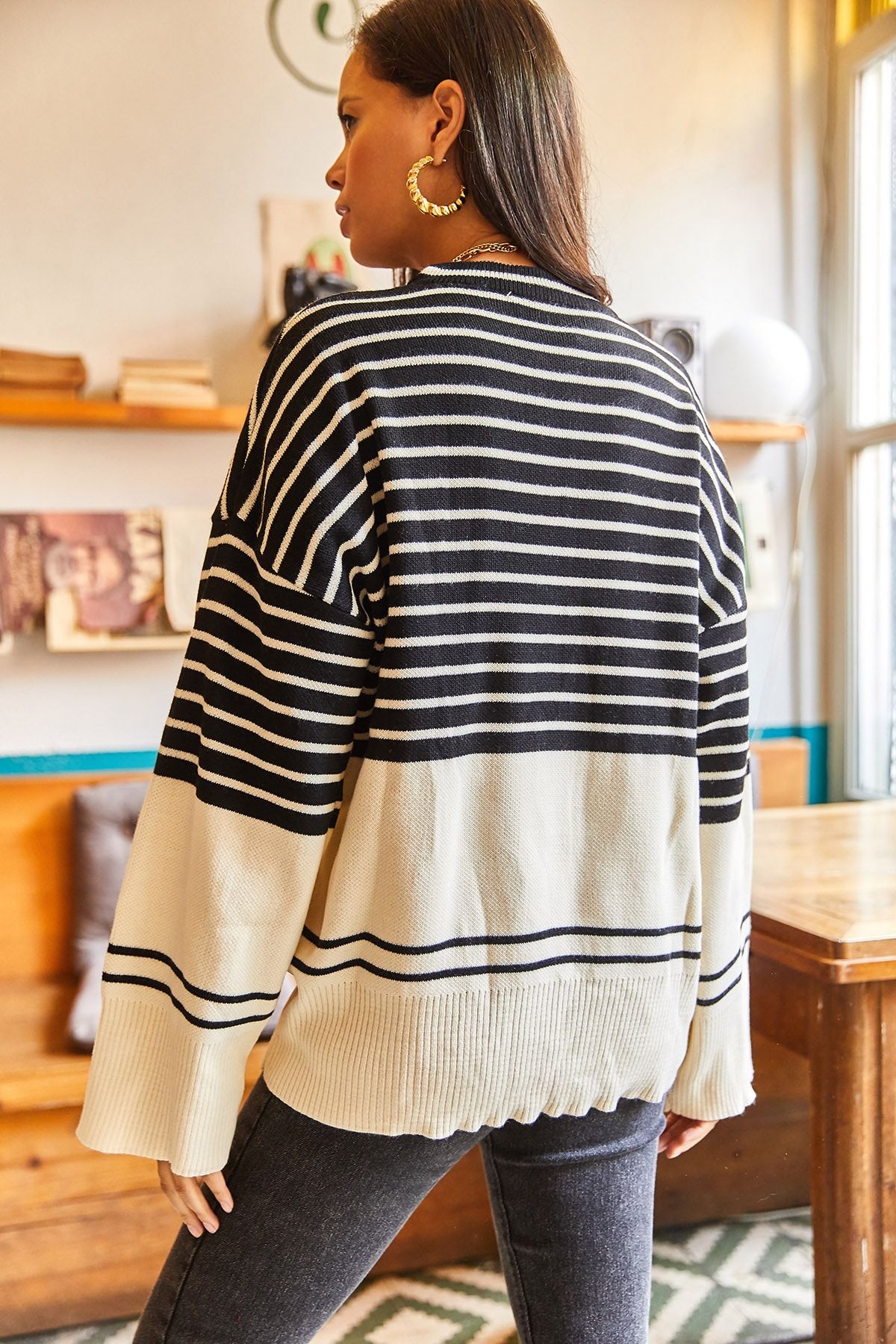 Kadın Siyah Üstü Çizgili Oversize Triko Kazak KZK-19000467 Kadın Siyah Üstü Çizgili Oversize Triko Kazak KZK-19000467