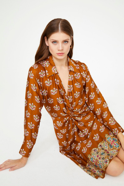 V Yaka Büzgü Detaylı Elbise