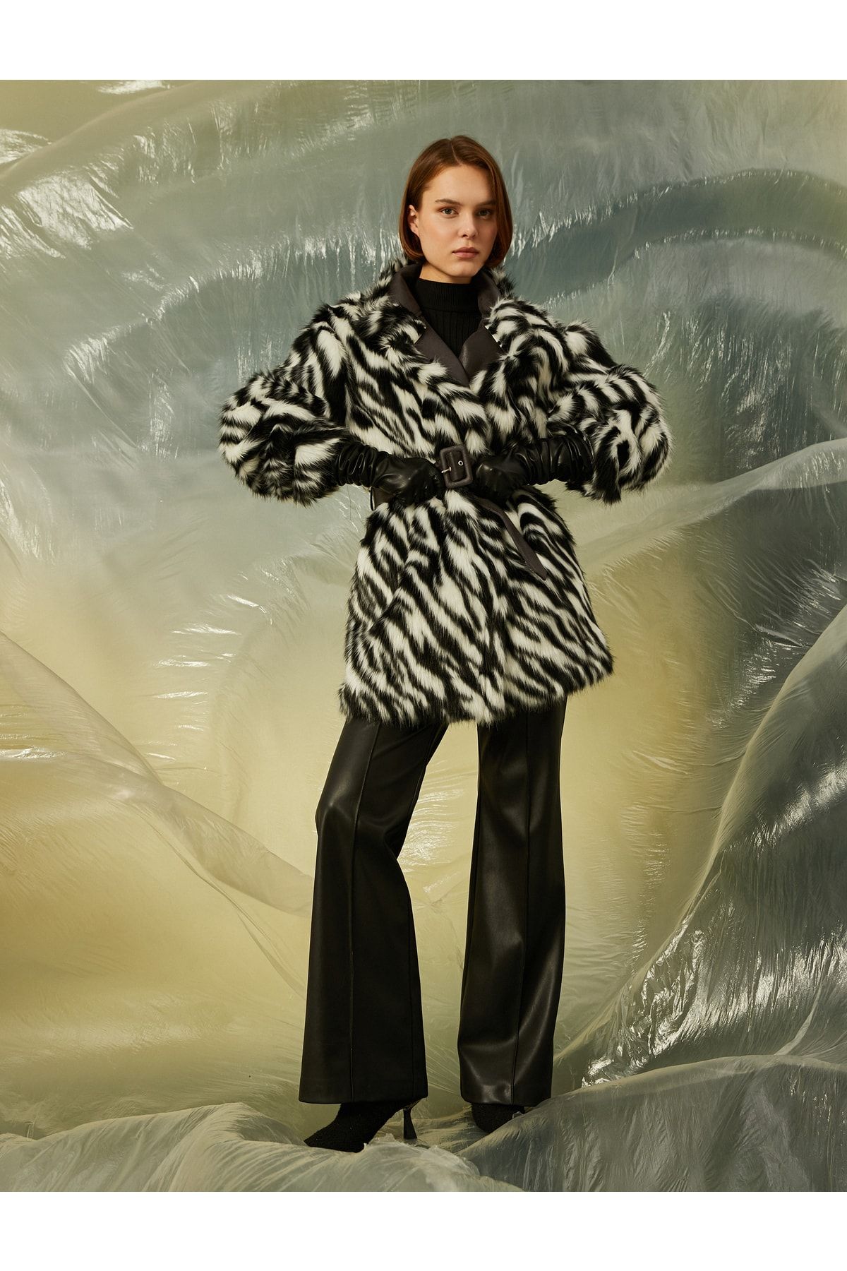 Zebra Desenli Kemer Detaylı Peluş Kaban Zebra Desenli Kemer Detaylı Peluş Kaban