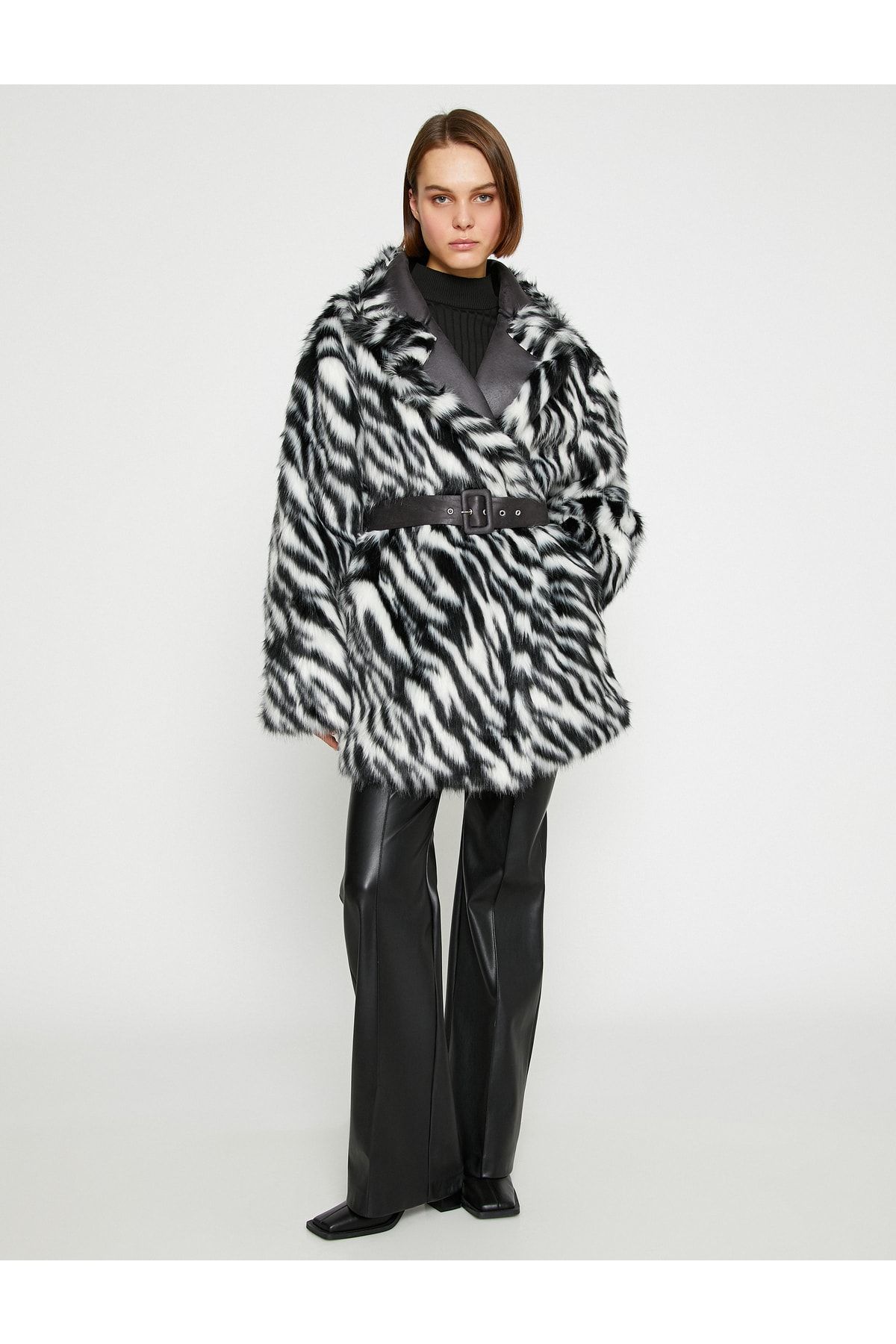 Zebra Desenli Kemer Detaylı Peluş Kaban Zebra Desenli Kemer Detaylı Peluş Kaban