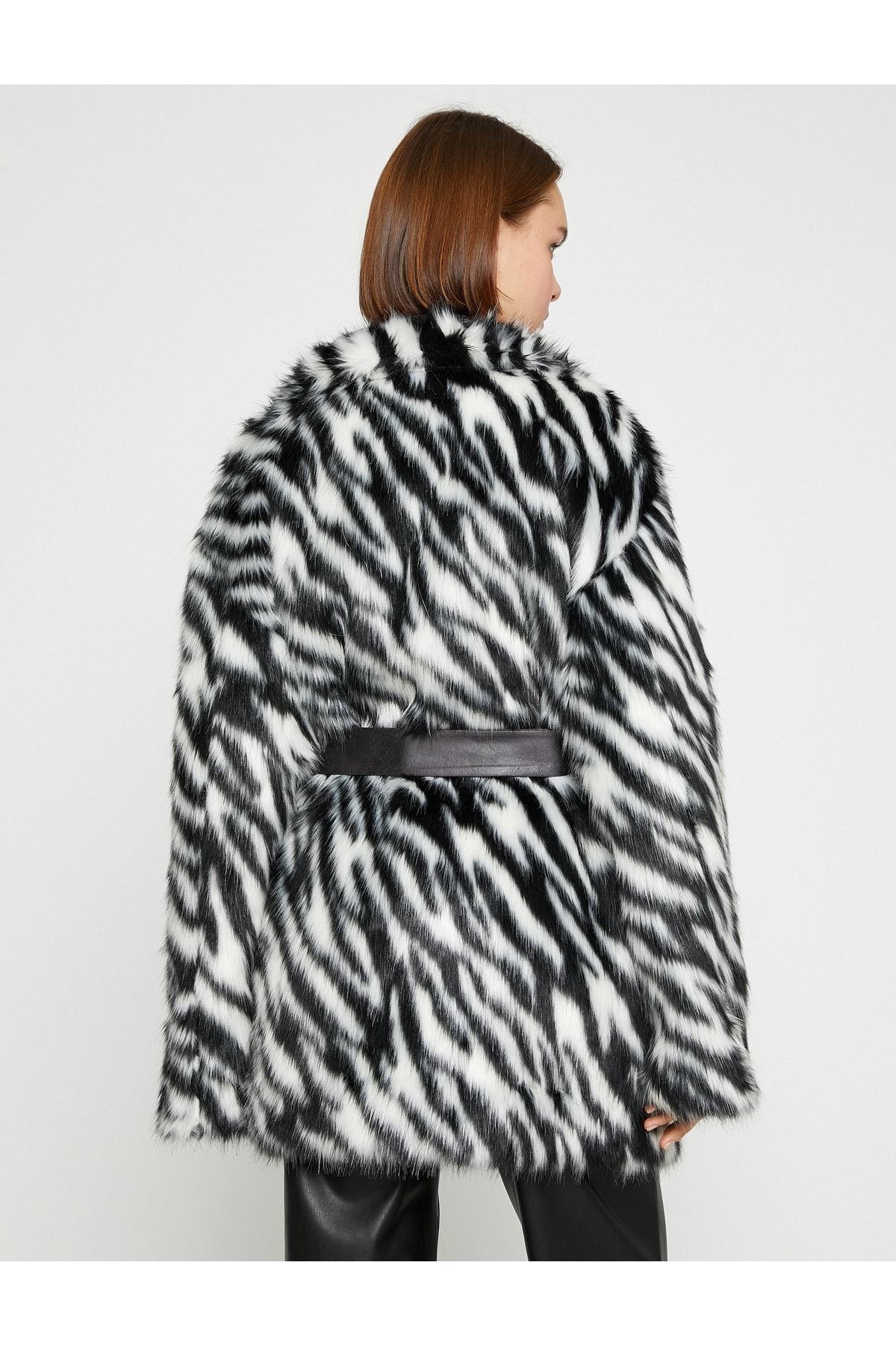 Zebra Desenli Kemer Detaylı Peluş Kaban Zebra Desenli Kemer Detaylı Peluş Kaban