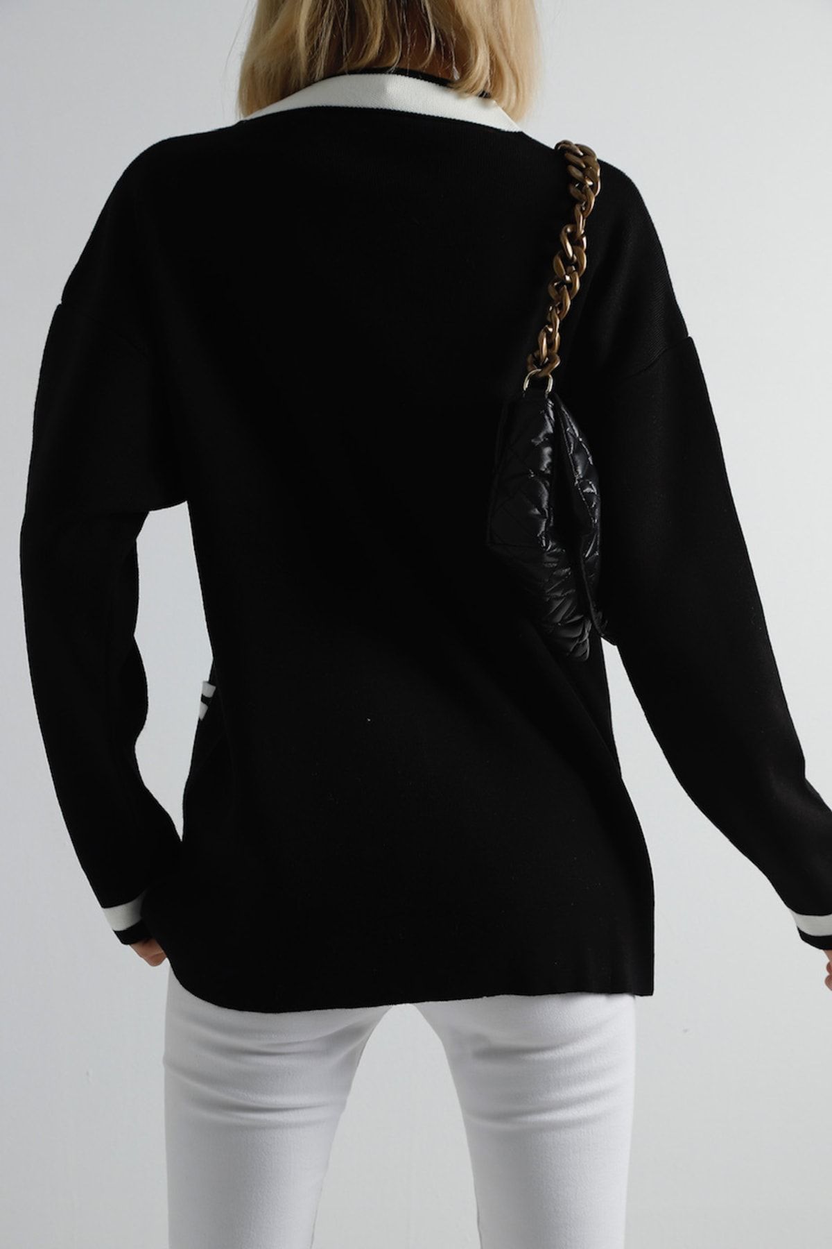Siyah Gold Düğmeli Şerit Detaylı Oversize Triko Hırka Siyah Gold Düğmeli Şerit Detaylı Oversize Triko Hırka