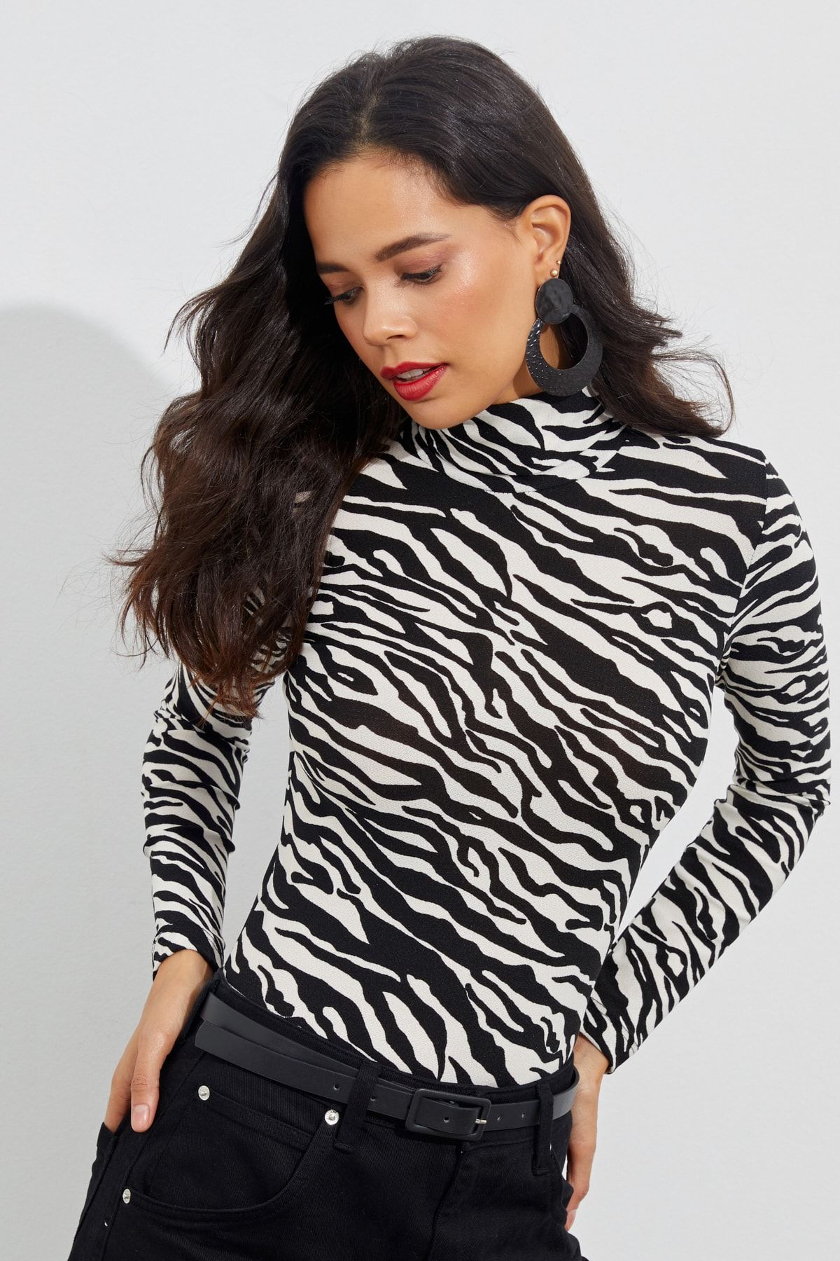 Kadın Siyah-Beyaz Zebra Desenli Balıkçı Bluz EY1524 Kadın Siyah-Beyaz Zebra Desenli Balıkçı Bluz EY1524