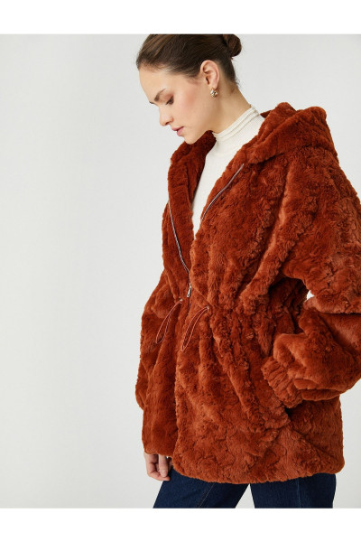 Şahika Ercümen X Oversize Kapüşonlu Peluş Mont Şahika Ercümen X Oversize Kapüşonlu Peluş Mont
