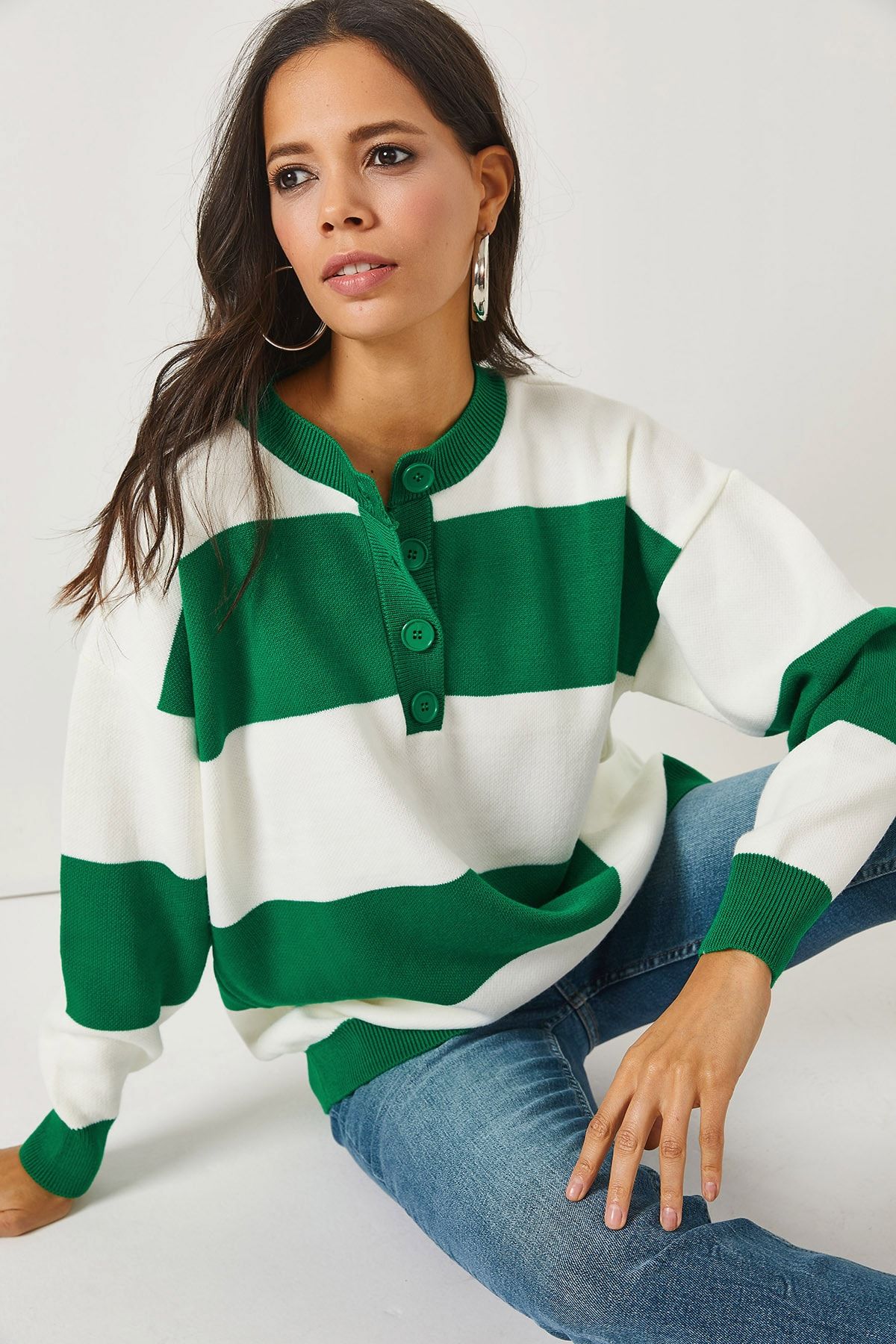 Zümrüt Yeşili Düğmeli Çizgili Oversize Triko Kazak KZK-19000590 Zümrüt Yeşili Düğmeli Çizgili Oversize Triko Kazak KZK-19000590