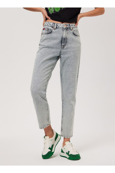 Yüksek Bel Dar Paça Mom Fit Kadın Denim Pantolon 232 Lcf 121015 Marlyn Lıght Acıd Yüksek Bel Dar Paça Mom Fit Kadın Denim Pantolon 232 Lcf 121015 Marlyn Lıght Acıd