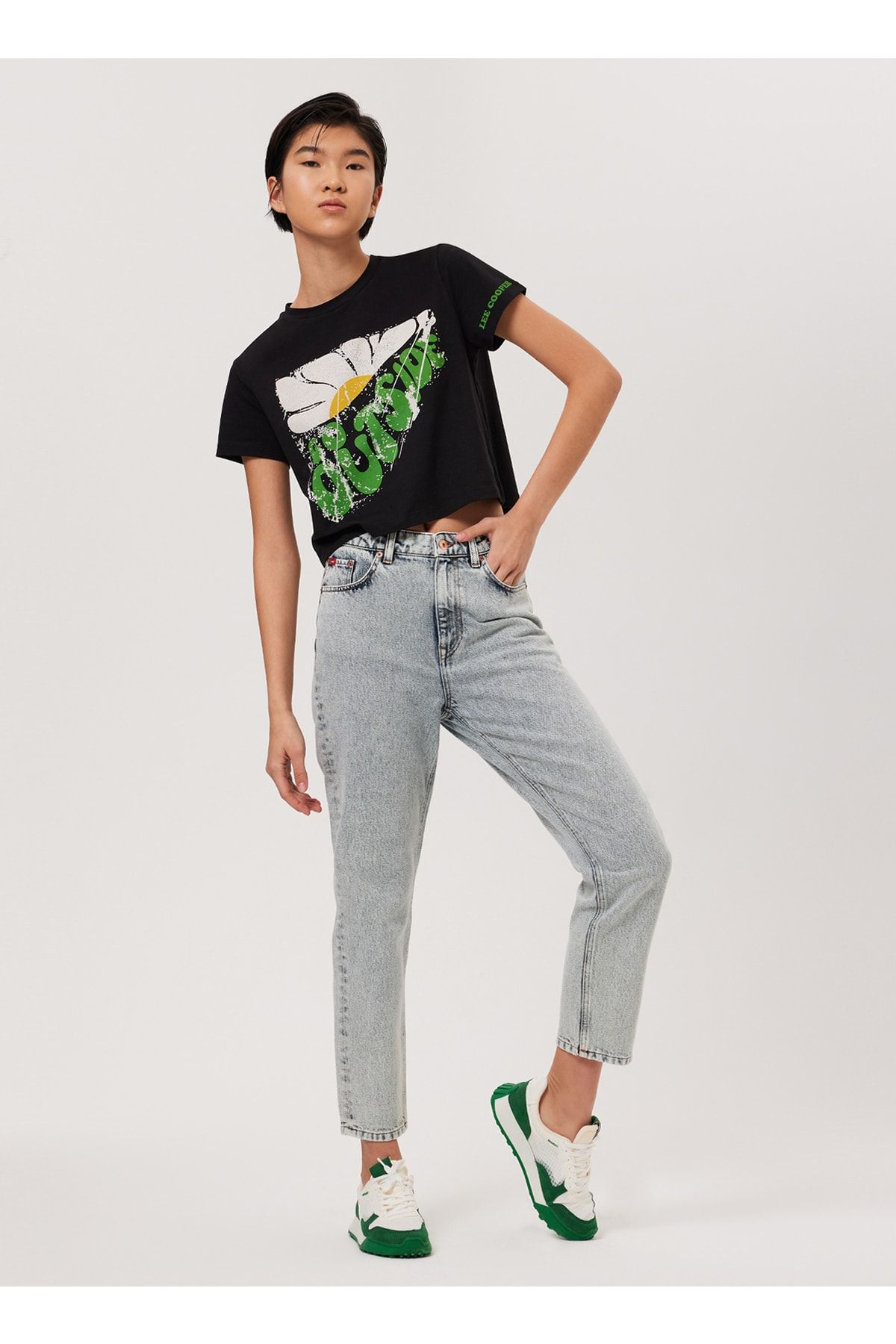 Yüksek Bel Dar Paça Mom Fit Kadın Denim Pantolon 232 Lcf 121015 Marlyn Lıght Acıd Yüksek Bel Dar Paça Mom Fit Kadın Denim Pantolon 232 Lcf 121015 Marlyn Lıght Acıd