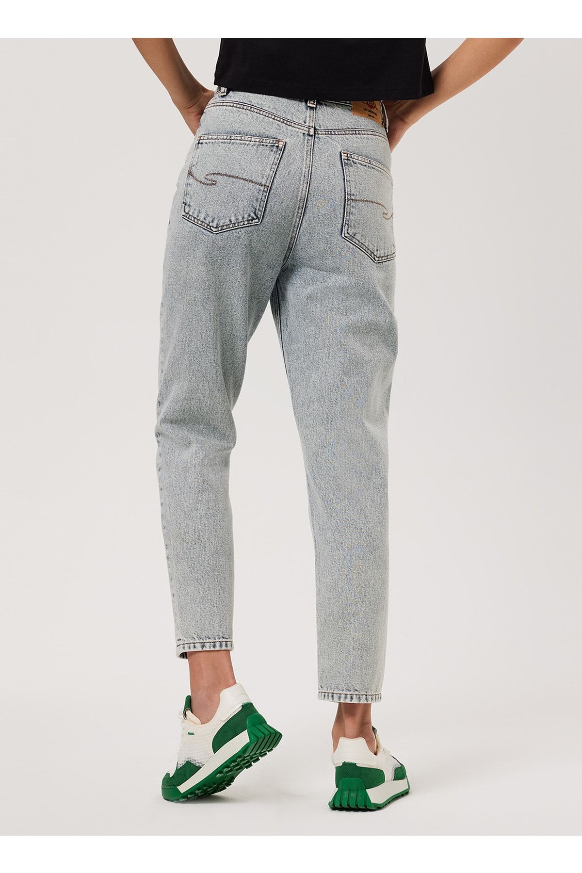Yüksek Bel Dar Paça Mom Fit Kadın Denim Pantolon 232 Lcf 121015 Marlyn Lıght Acıd Yüksek Bel Dar Paça Mom Fit Kadın Denim Pantolon 232 Lcf 121015 Marlyn Lıght Acıd
