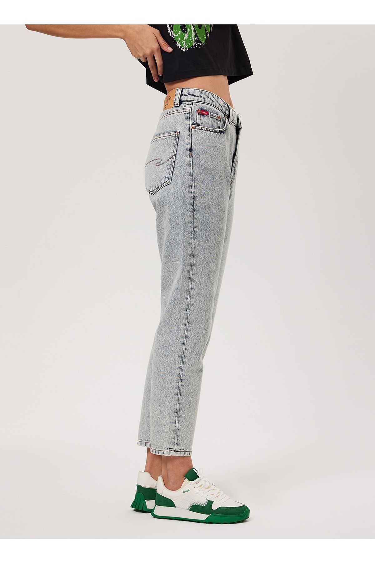 Yüksek Bel Dar Paça Mom Fit Kadın Denim Pantolon 232 Lcf 121015 Marlyn Lıght Acıd Yüksek Bel Dar Paça Mom Fit Kadın Denim Pantolon 232 Lcf 121015 Marlyn Lıght Acıd