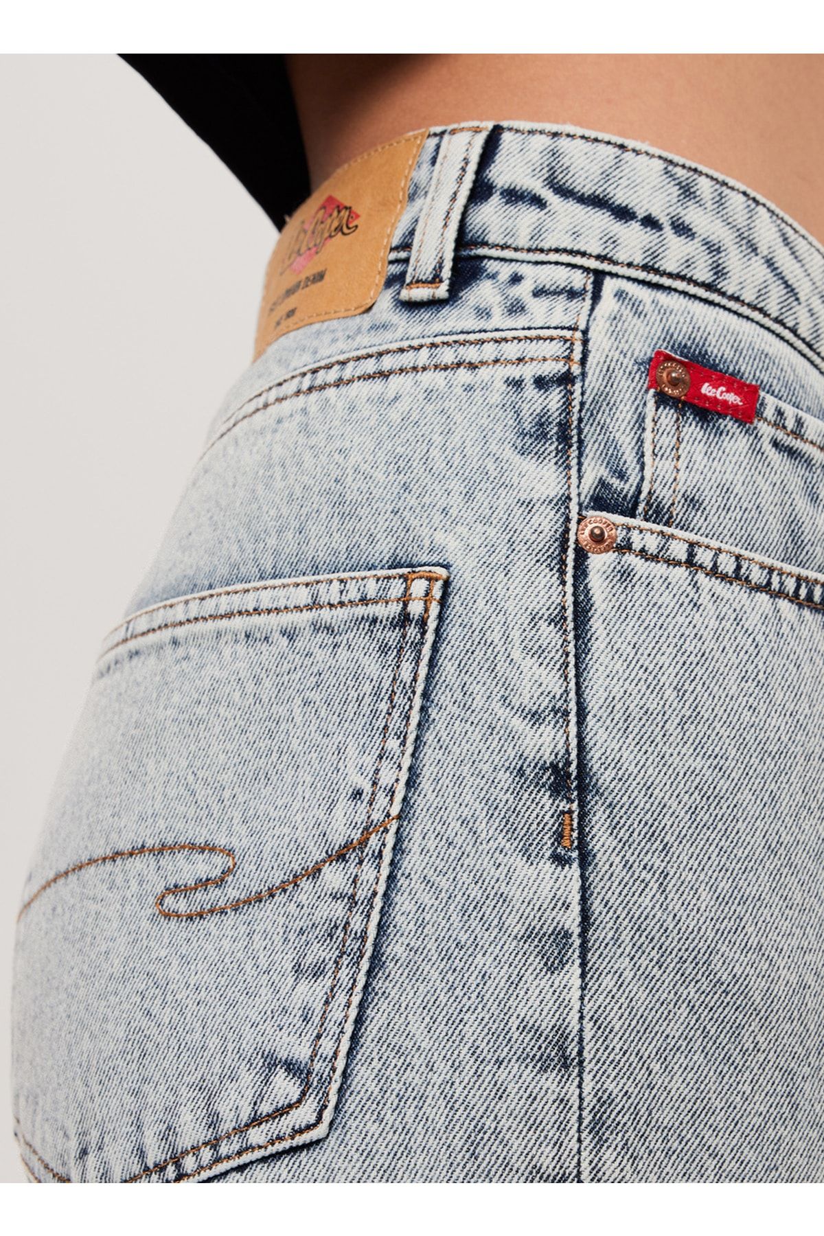 Yüksek Bel Dar Paça Mom Fit Kadın Denim Pantolon 232 Lcf 121015 Marlyn Lıght Acıd Yüksek Bel Dar Paça Mom Fit Kadın Denim Pantolon 232 Lcf 121015 Marlyn Lıght Acıd