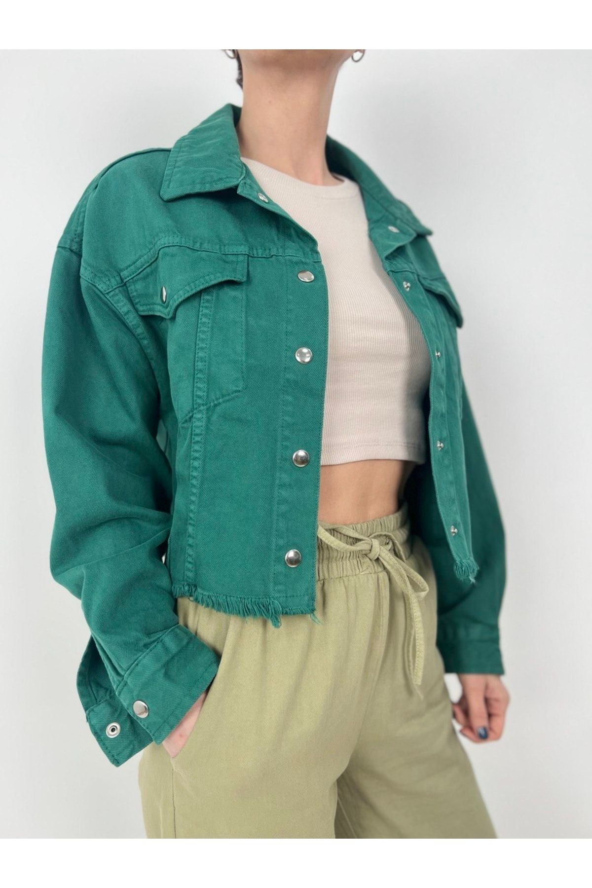 Yeşil Kısa Denim Ceket Çıtçıt Düğmeli Yeşil Kısa Denim Ceket Çıtçıt Düğmeli