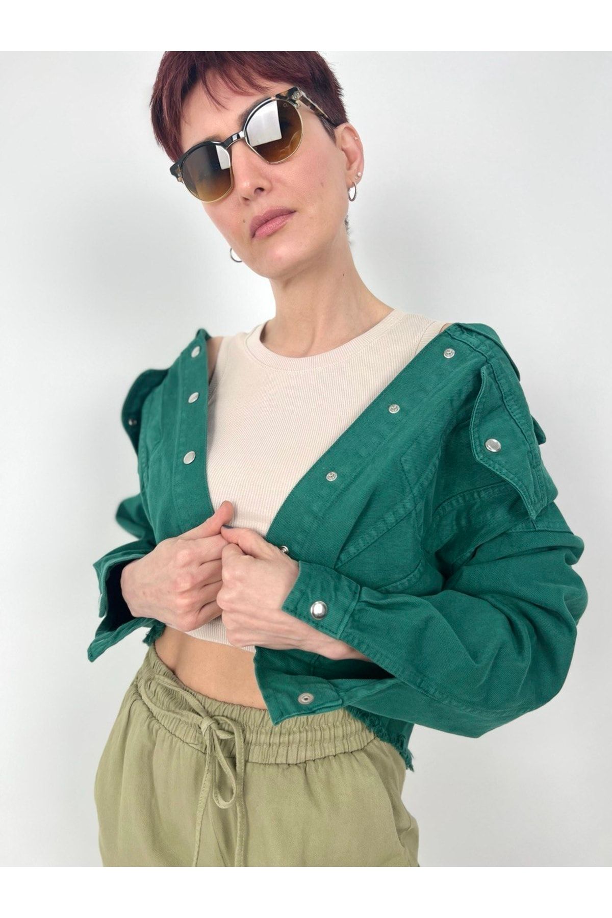 Yeşil Kısa Denim Ceket Çıtçıt Düğmeli Yeşil Kısa Denim Ceket Çıtçıt Düğmeli