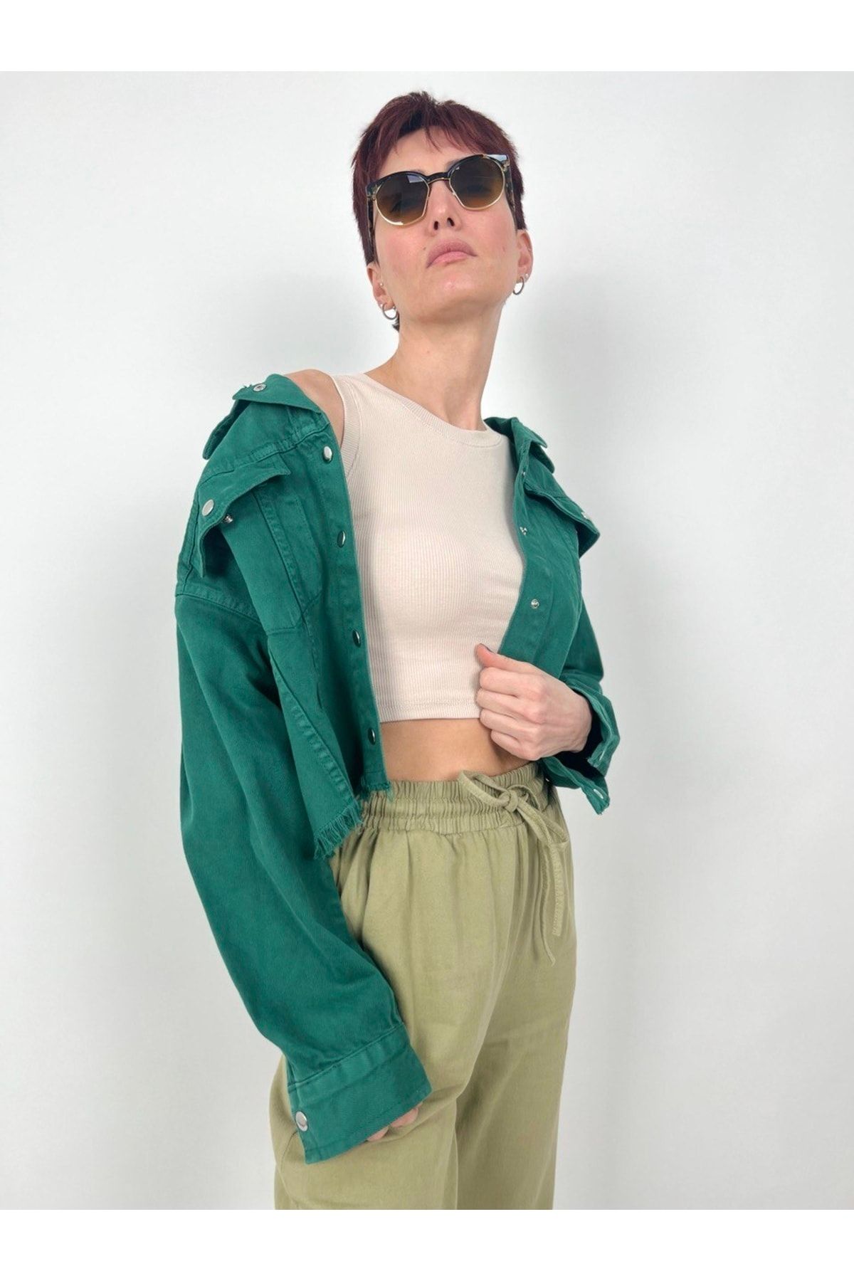 Yeşil Kısa Denim Ceket Çıtçıt Düğmeli Yeşil Kısa Denim Ceket Çıtçıt Düğmeli