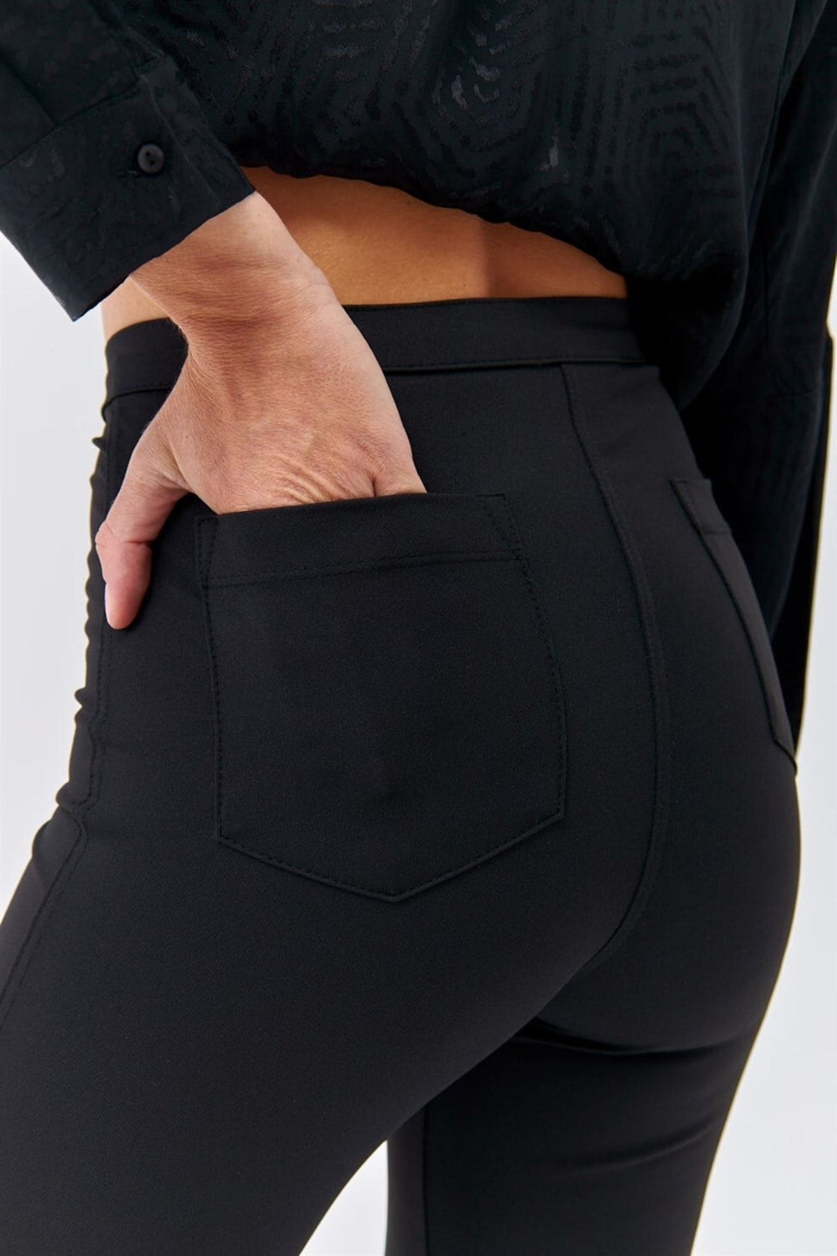 Kadın Siyah Likralı Yüksek Bel Toparlayıcı Dar Paça Kumaş Pantolon Kadın Siyah Likralı Yüksek Bel Toparlayıcı Dar Paça Kumaş Pantolon