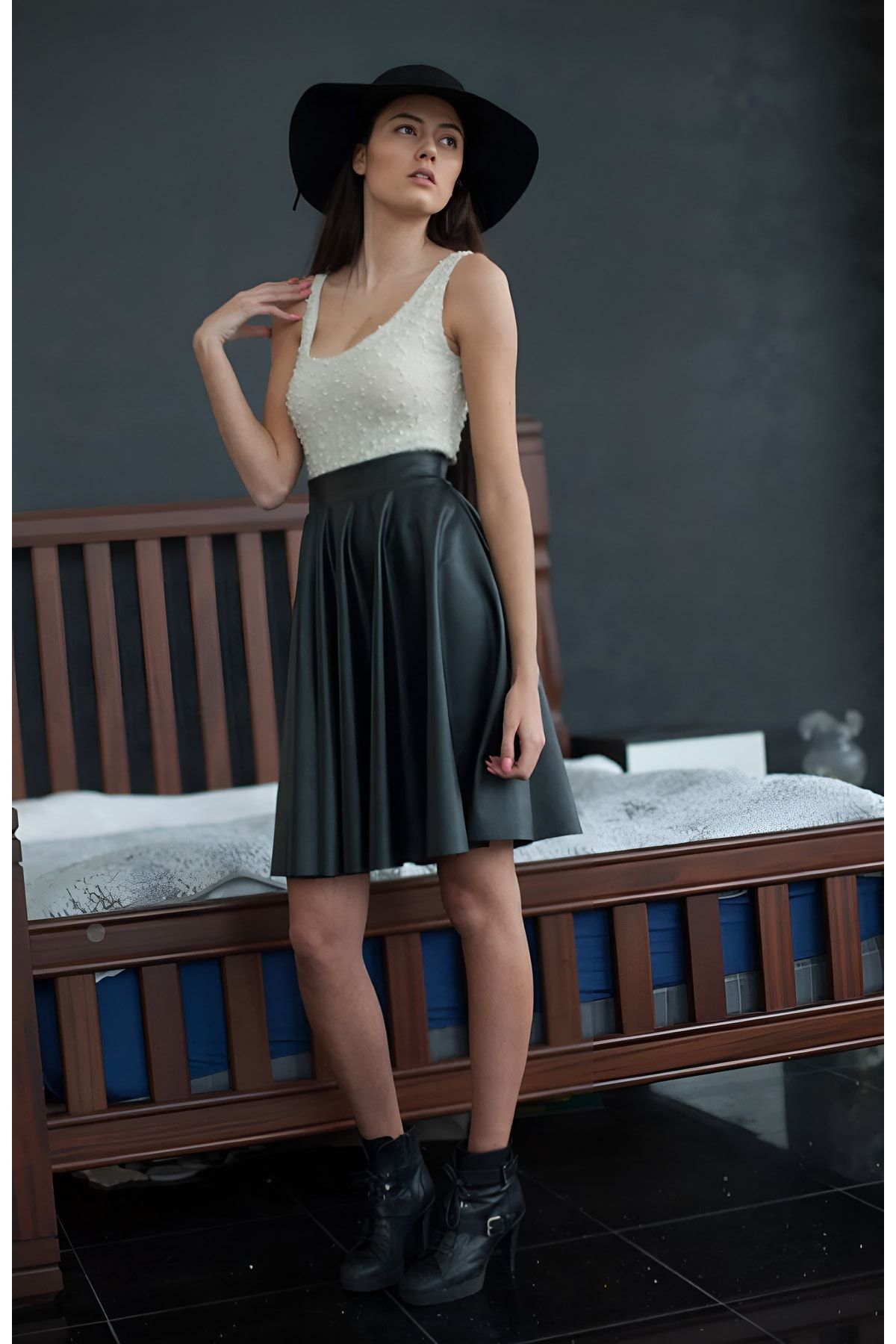 Kadın Siyah Kloş Suni Deri Etek Faux Leather Kadın Siyah Kloş Suni Deri Etek Faux Leather