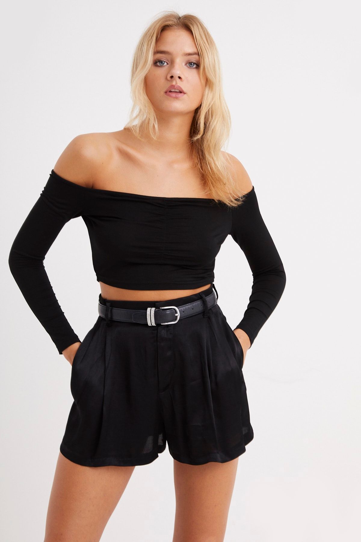 Kadın Siyah Madonna Yaka Önü Büzgülü Crop Bluz B153 Kadın Siyah Madonna Yaka Önü Büzgülü Crop Bluz B153
