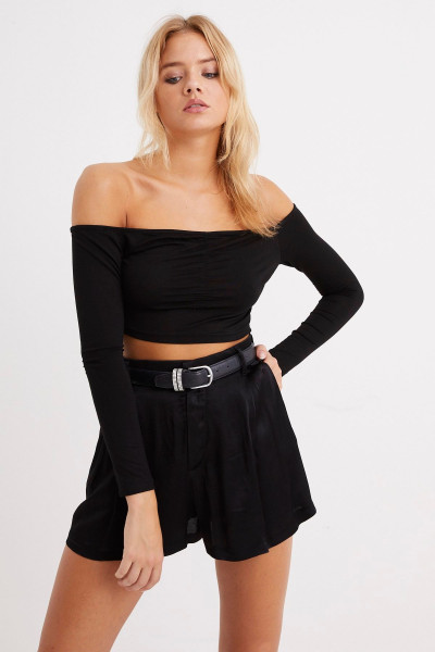 Kadın Siyah Madonna Yaka Önü Büzgülü Crop Bluz B153 Kadın Siyah Madonna Yaka Önü Büzgülü Crop Bluz B153