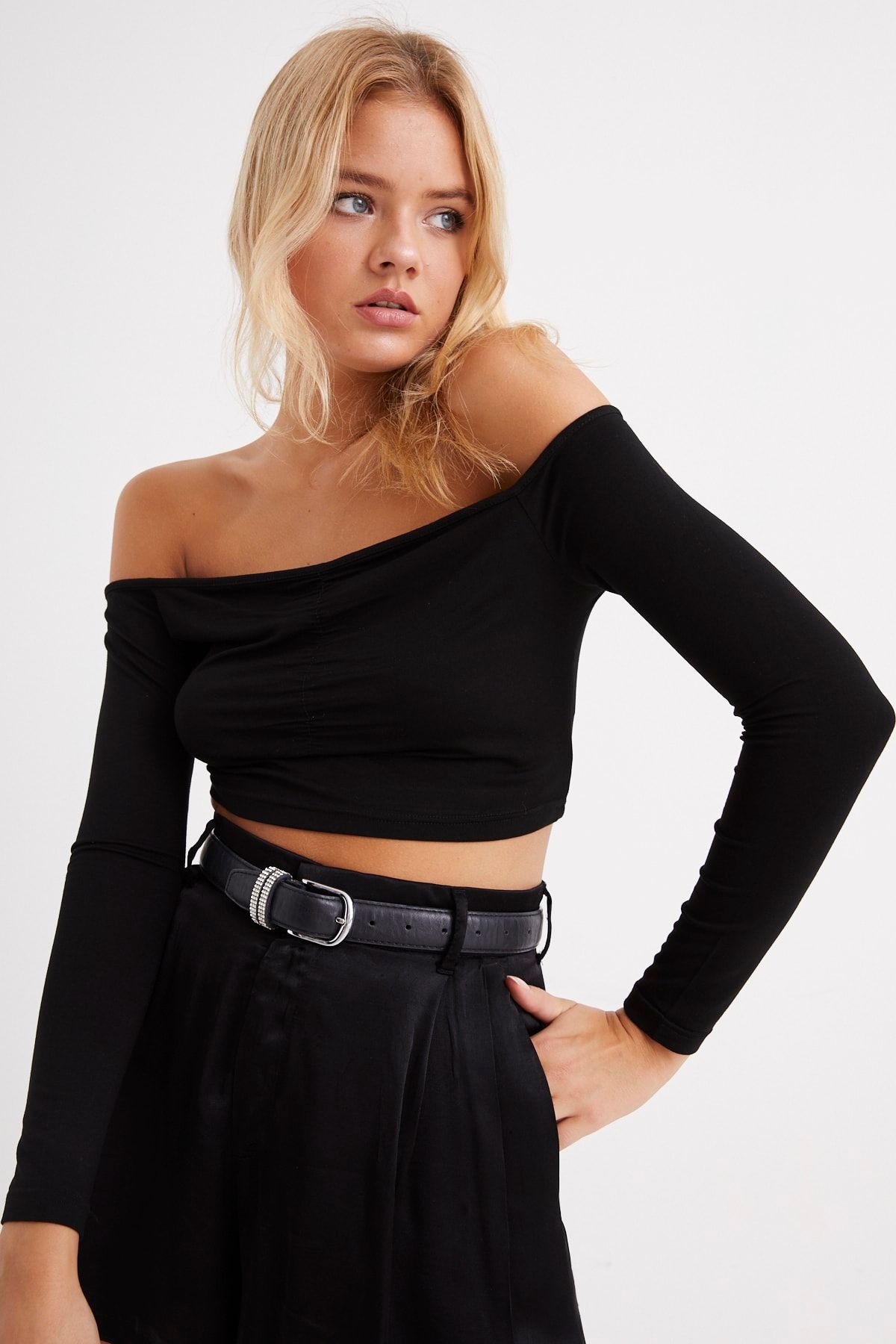 Kadın Siyah Madonna Yaka Önü Büzgülü Crop Bluz B153 Kadın Siyah Madonna Yaka Önü Büzgülü Crop Bluz B153
