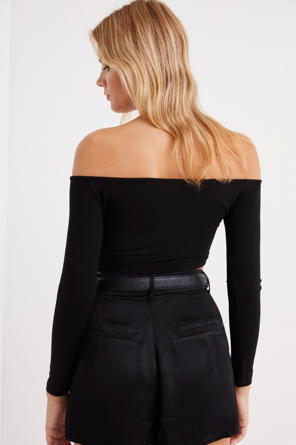Kadın Siyah Madonna Yaka Önü Büzgülü Crop Bluz B153 Kadın Siyah Madonna Yaka Önü Büzgülü Crop Bluz B153