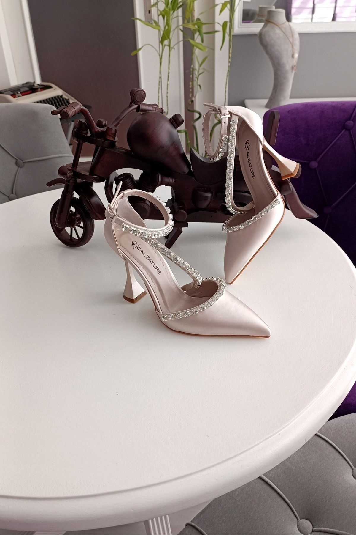 Ten Saten Üç Sıra Taşlı 11cm Şampanya Topuklu Bileği Kemerli Abiye Stiletto Kadın Ayakkabı Ten Saten Üç Sıra Taşlı 11cm Şampanya Topuklu Bileği Kemerli Abiye Stiletto Kadın Ayakkabı