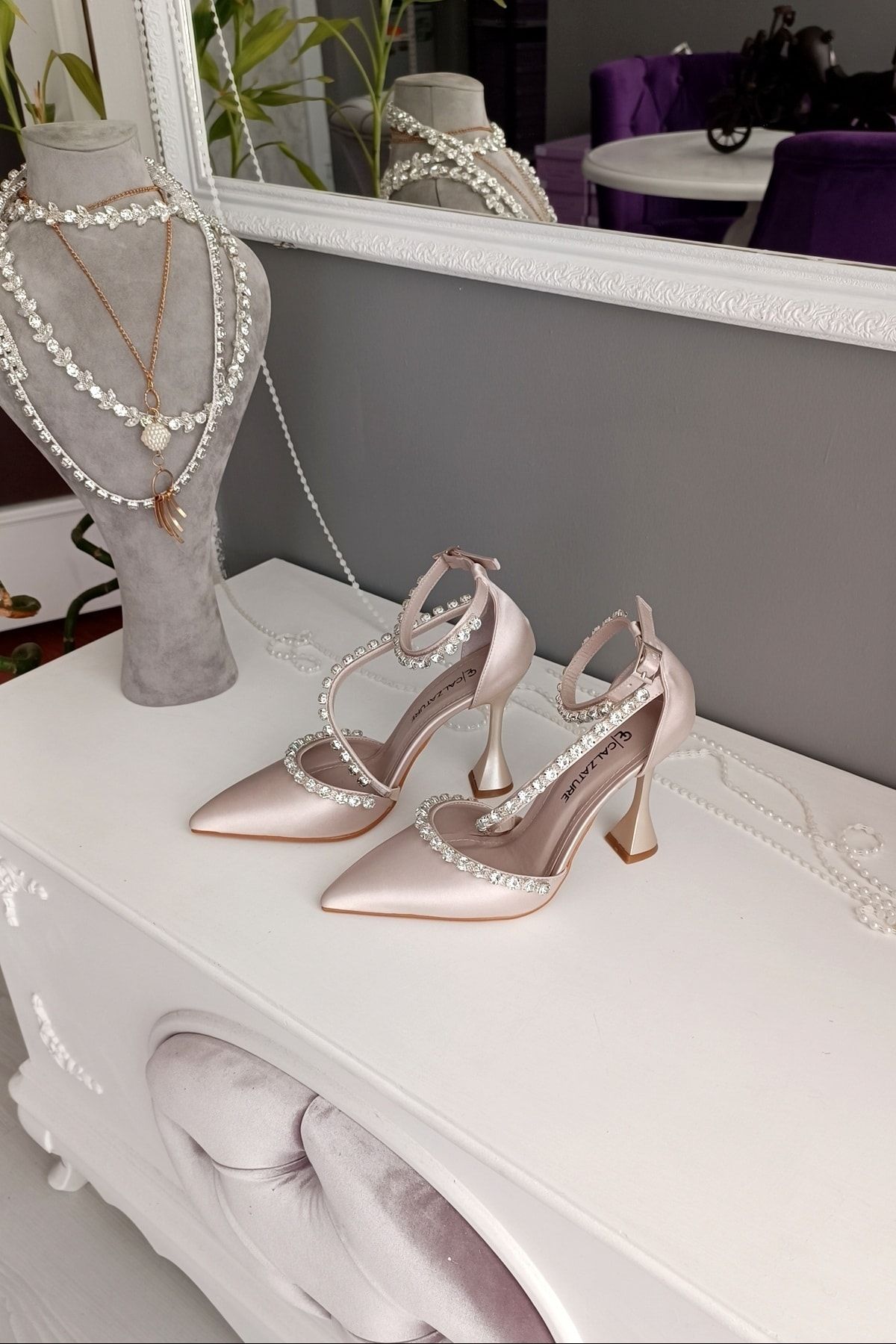 Ten Saten Üç Sıra Taşlı 11cm Şampanya Topuklu Bileği Kemerli Abiye Stiletto Kadın Ayakkabı Ten Saten Üç Sıra Taşlı 11cm Şampanya Topuklu Bileği Kemerli Abiye Stiletto Kadın Ayakkabı