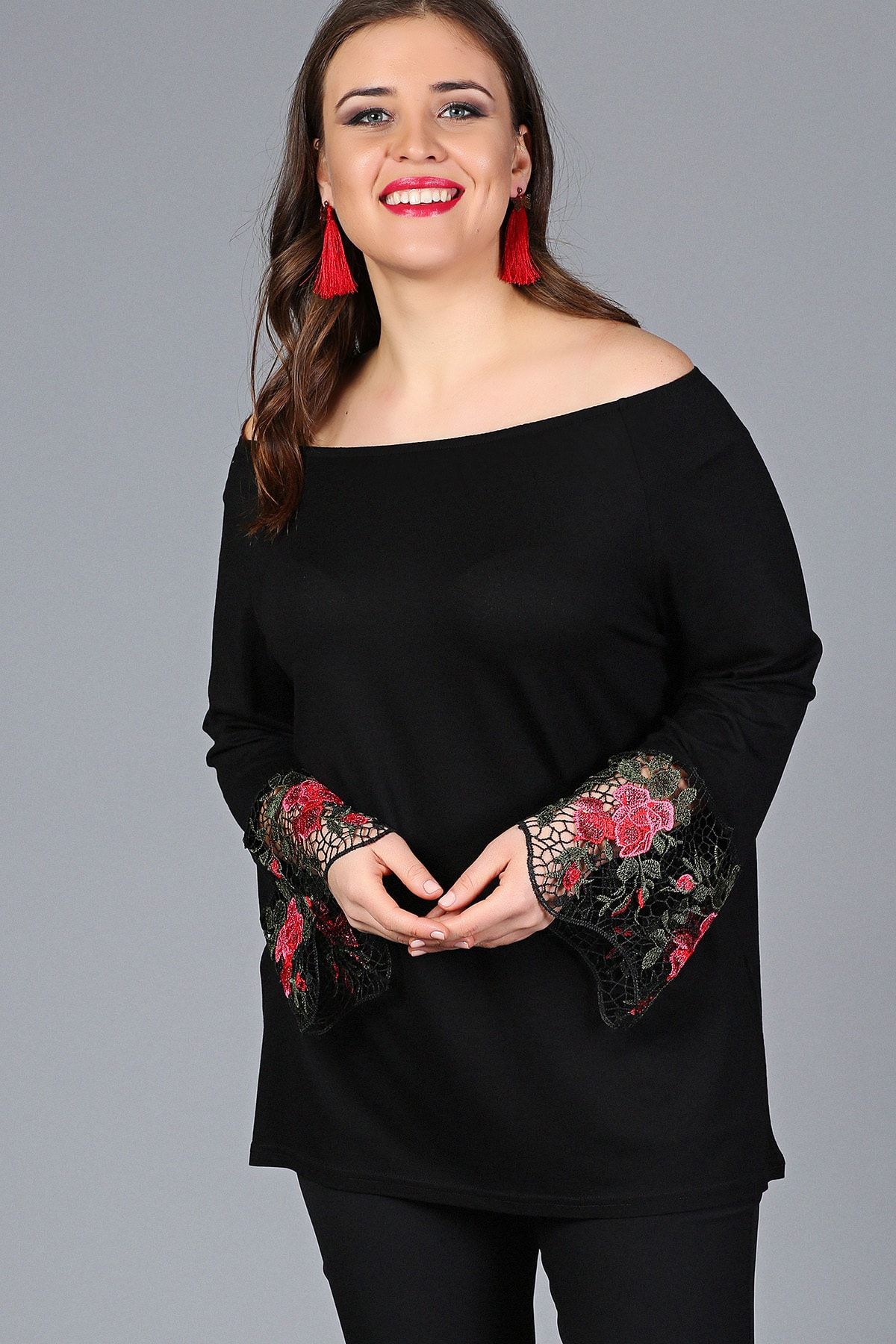 Kadın Siyah Kolucu Çiçek Güpür Madonna Yaka Bluz M9258 Kadın Siyah Kolucu Çiçek Güpür Madonna Yaka Bluz M9258