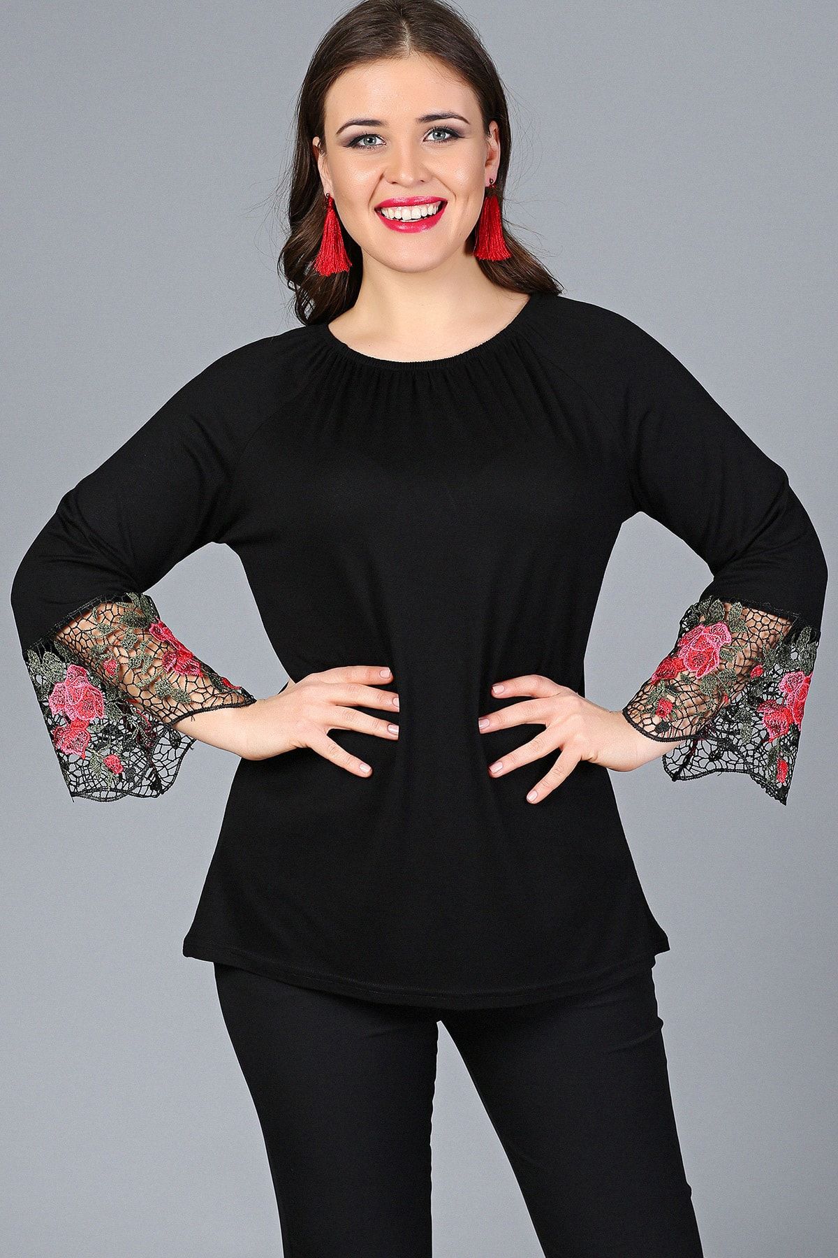 Kadın Siyah Kolucu Çiçek Güpür Madonna Yaka Bluz M9258 Kadın Siyah Kolucu Çiçek Güpür Madonna Yaka Bluz M9258