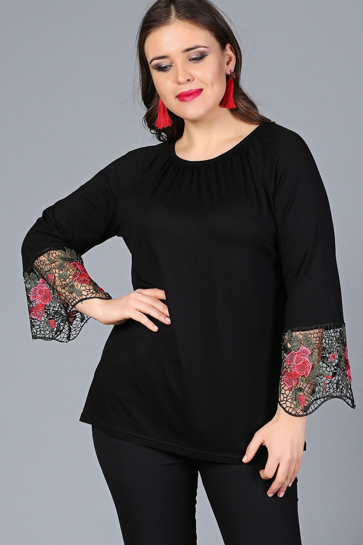 Kadın Siyah Kolucu Çiçek Güpür Madonna Yaka Bluz M9258 Kadın Siyah Kolucu Çiçek Güpür Madonna Yaka Bluz M9258