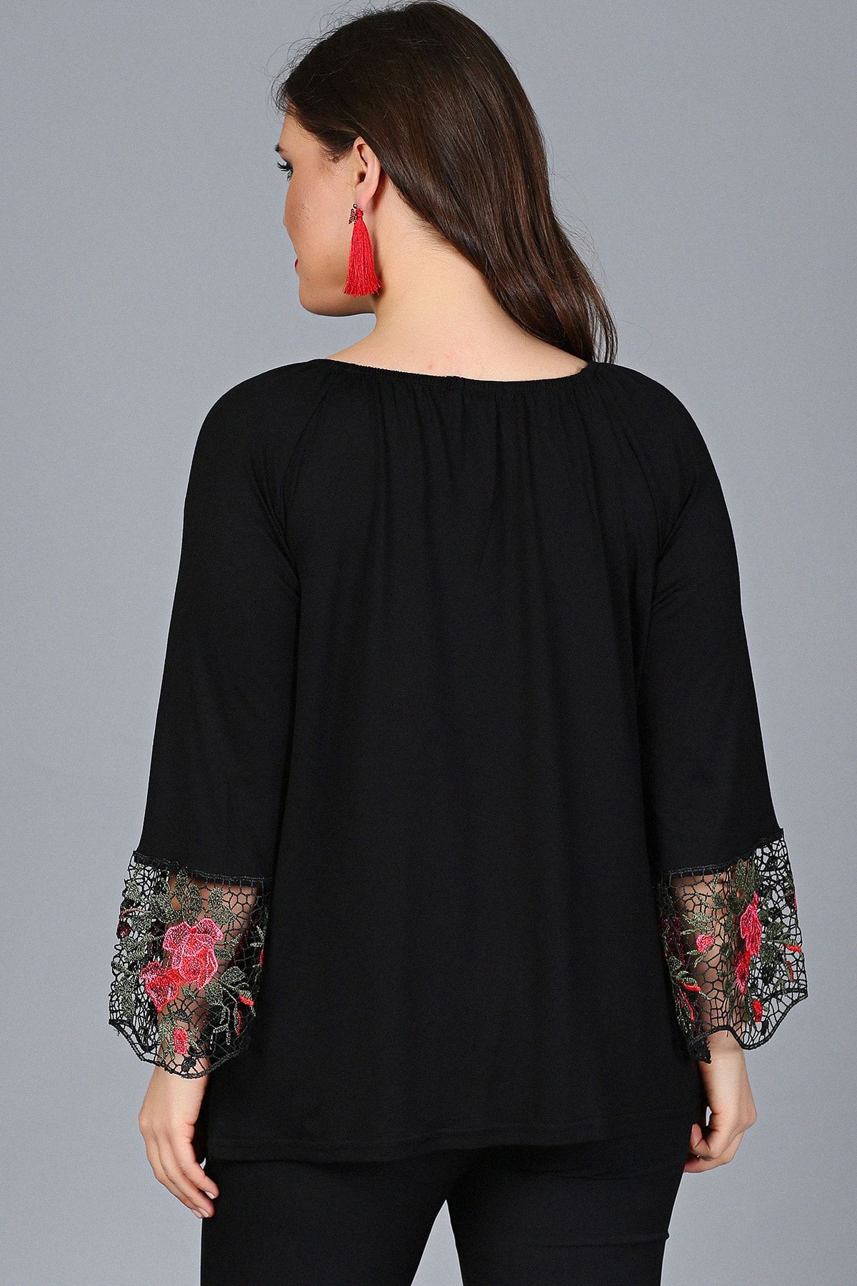 Kadın Siyah Kolucu Çiçek Güpür Madonna Yaka Bluz M9258 Kadın Siyah Kolucu Çiçek Güpür Madonna Yaka Bluz M9258