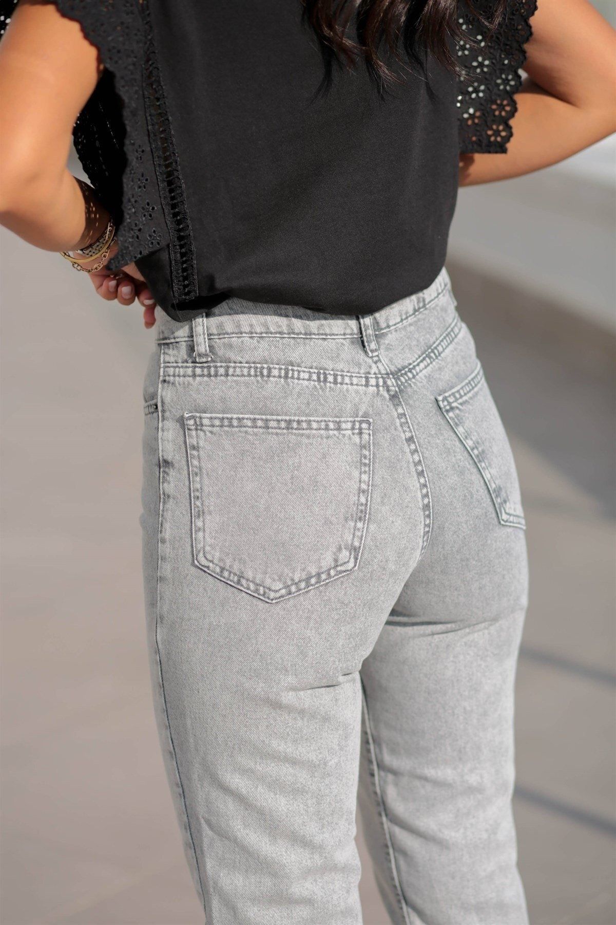 Likralı Kar Yıkama Gri Yüksek Bel Mom Jeans Likralı Kar Yıkama Gri Yüksek Bel Mom Jeans