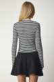 Kadın Siyah Beyaz Nakışlı Çizgili Fitilli Örme Crop Bluz MC00234 Kadın Siyah Beyaz Nakışlı Çizgili Fitilli Örme Crop Bluz MC00234