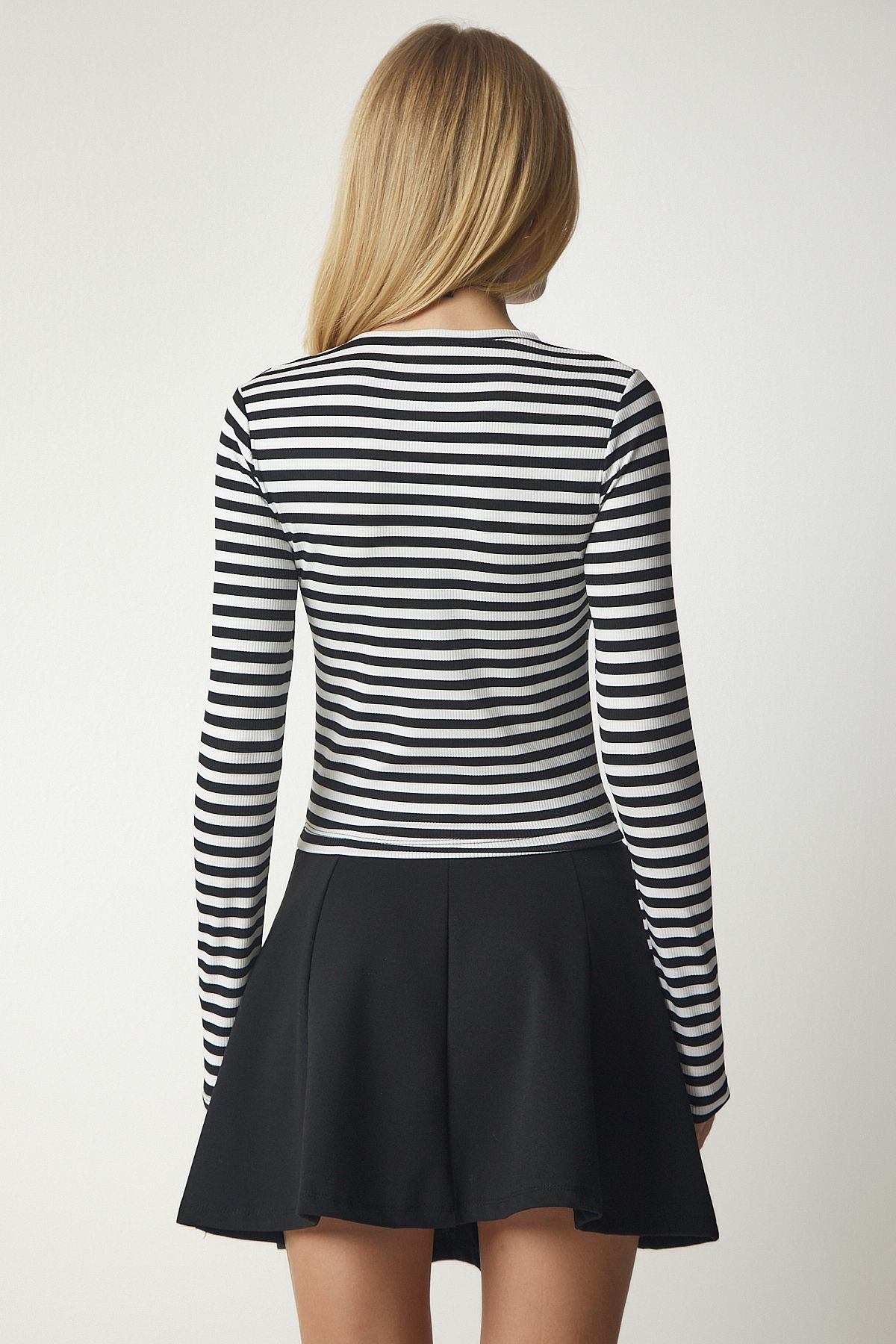 Kadın Siyah Beyaz Nakışlı Çizgili Fitilli Örme Crop Bluz MC00234