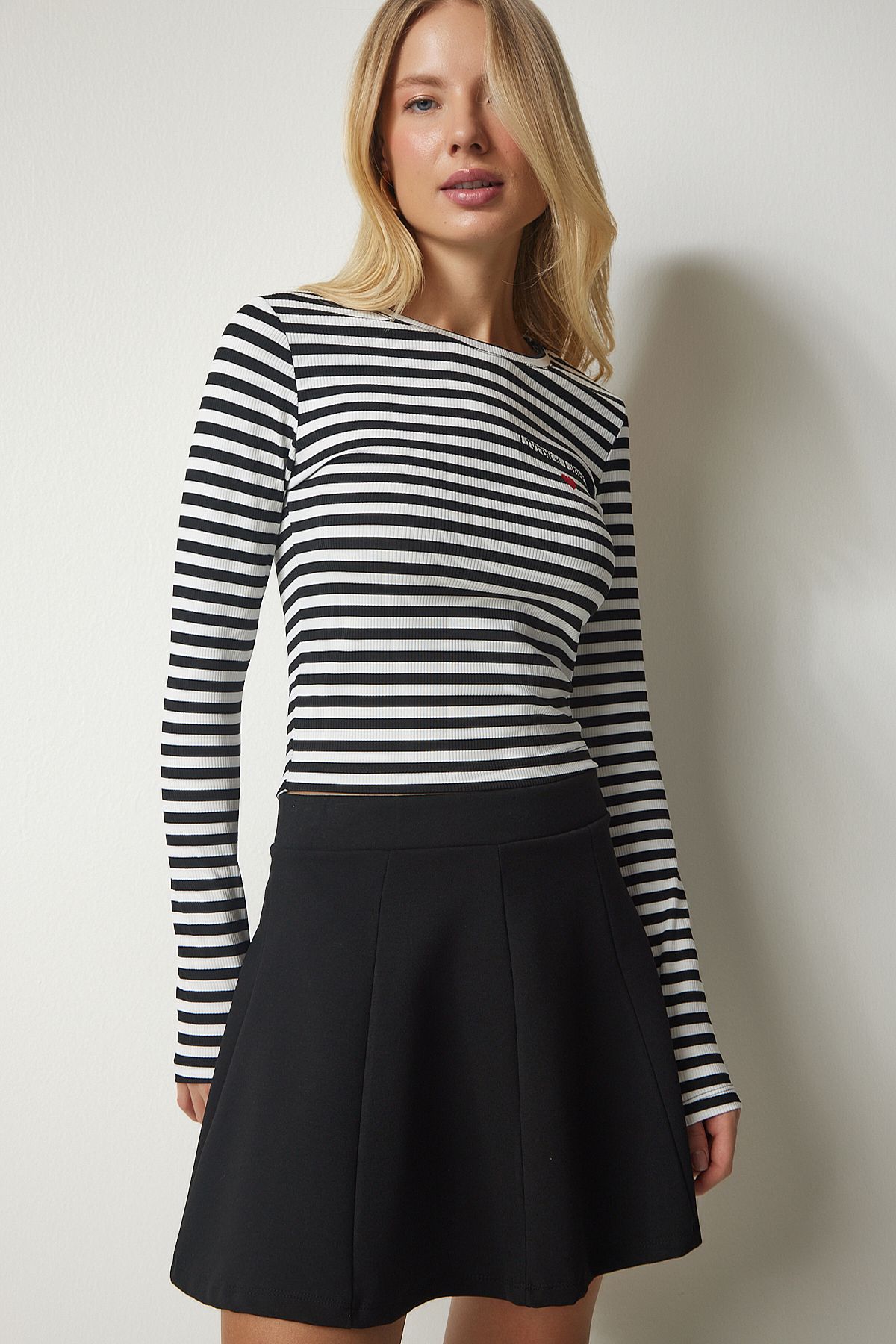 Kadın Siyah Beyaz Nakışlı Çizgili Fitilli Örme Crop Bluz MC00234