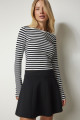 Kadın Siyah Beyaz Nakışlı Çizgili Fitilli Örme Crop Bluz MC00234